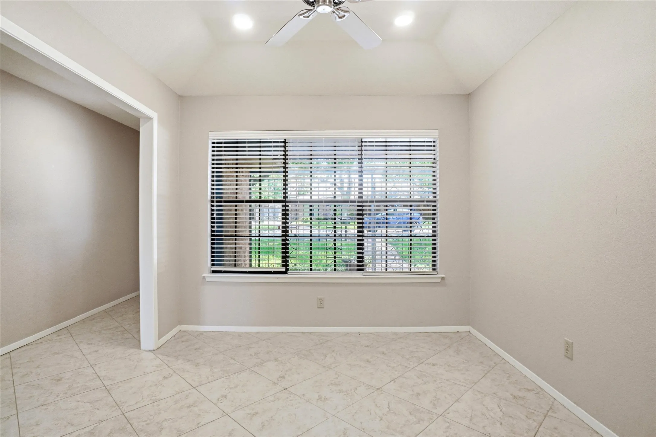 Duplex For Rent in Tarrant County , 4861 Ledgestone Court, Fort Worth, Texas 76132, 2 Bedroom, 2 Bathroom, 2 Garage spaces, 1,764 Sqft, built in 1978, mls#21334746, Real Estate Agent in Fort Worth, Homes For Rent in Tarrant county, Homes For Rent in Fort Worth, Realtor in Fort Worth Texas, Real Estate Brokerage Independent Realty Texas, Luminita Cordes Realtor