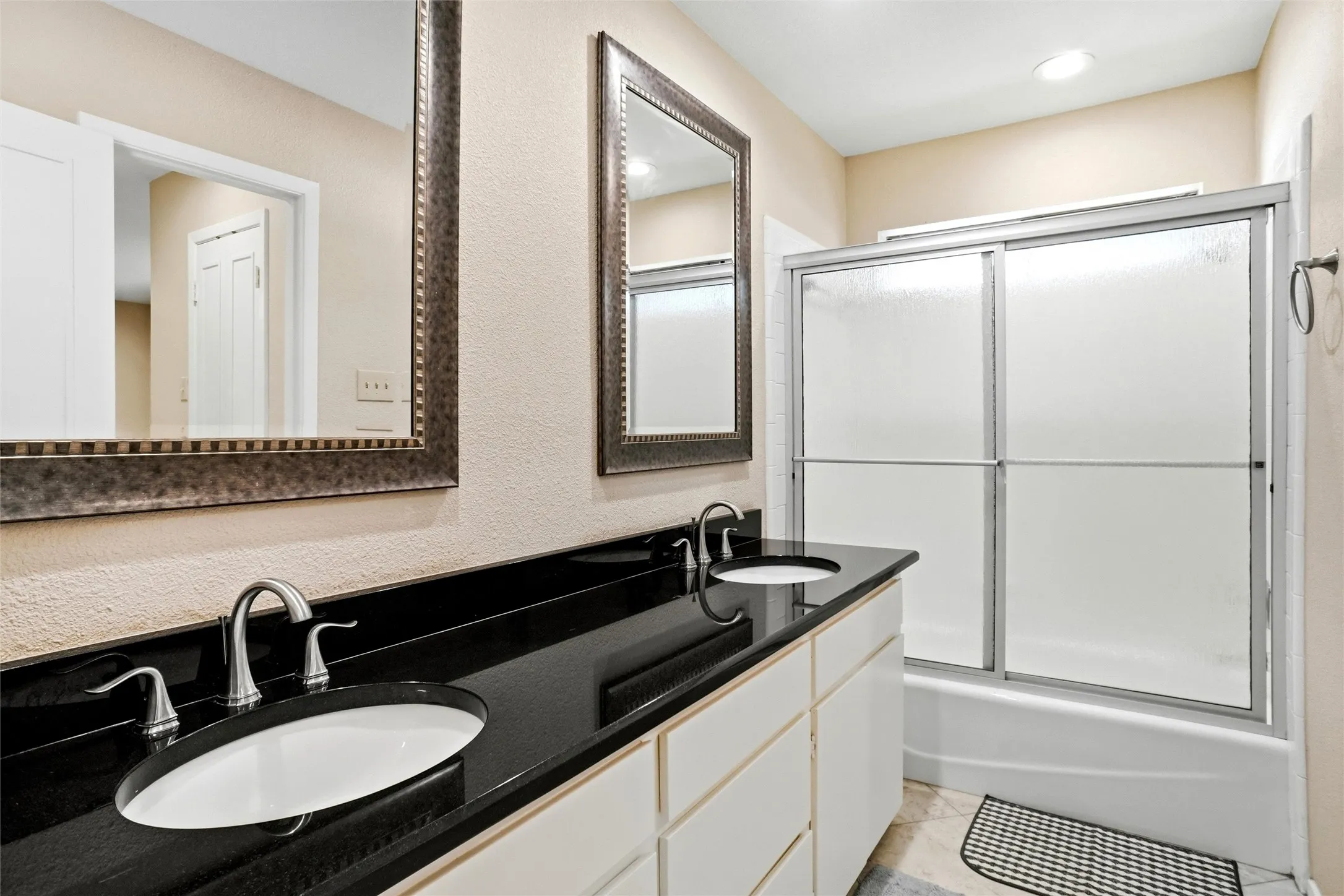 Duplex For Rent in Tarrant County , 4861 Ledgestone Court, Fort Worth, Texas 76132, 2 Bedroom, 2 Bathroom, 2 Garage spaces, 1,764 Sqft, built in 1978, mls#21334746, Real Estate Agent in Fort Worth, Homes For Rent in Tarrant county, Homes For Rent in Fort Worth, Realtor in Fort Worth Texas, Real Estate Brokerage Independent Realty Texas, Luminita Cordes Realtor