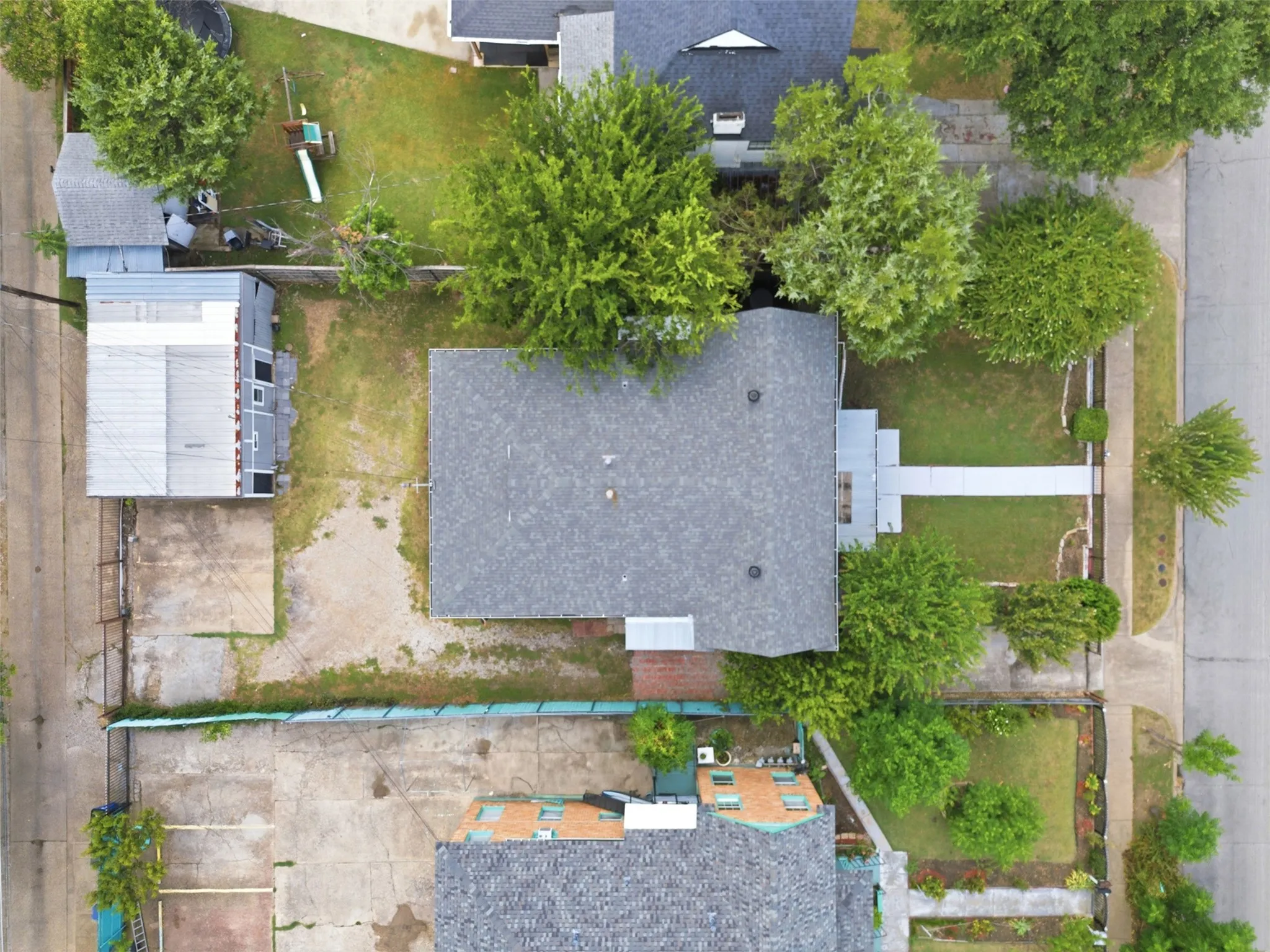 Quadruplex For Sale in Dallas County , 610 Winston Street, Dallas, Texas 75208, 4 Bedroom, 4 Bathroom, Garage spaces, 0 Sqft, built in 1943, Price $850,000, mls#21334312, Real Estate Agent in Dallas, Homes For Sale in Dallas county, Homes For Sale in Dallas, Realtor in Dallas Texas, Real Estate Brokerage Independent Realty Texas, Luminita Cordes Realtor