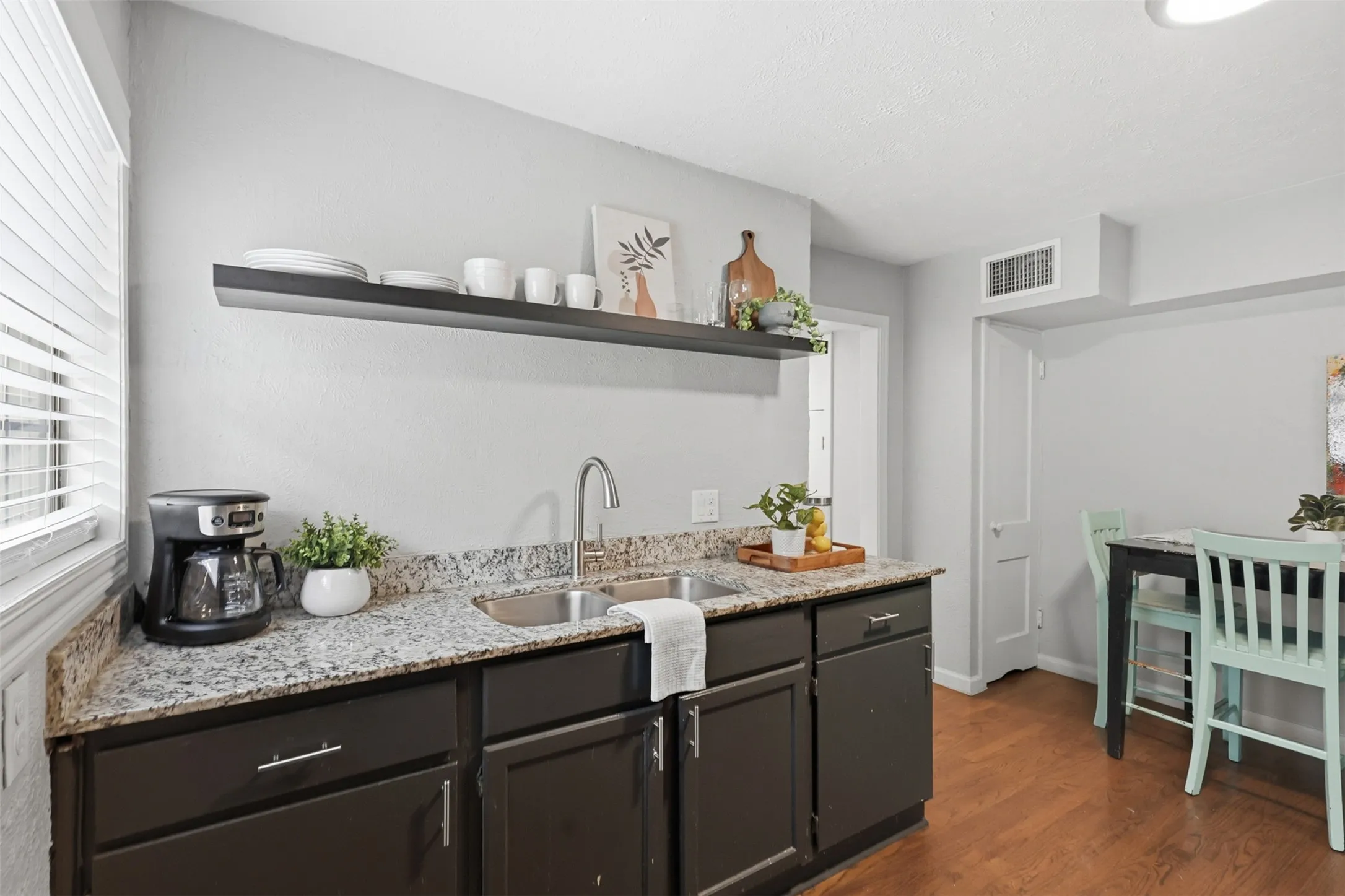 Quadruplex For Sale in Dallas County , 610 Winston Street, Dallas, Texas 75208, 4 Bedroom, 4 Bathroom, Garage spaces, 0 Sqft, built in 1943, Price $850,000, mls#21334312, Real Estate Agent in Dallas, Homes For Sale in Dallas county, Homes For Sale in Dallas, Realtor in Dallas Texas, Real Estate Brokerage Independent Realty Texas, Luminita Cordes Realtor