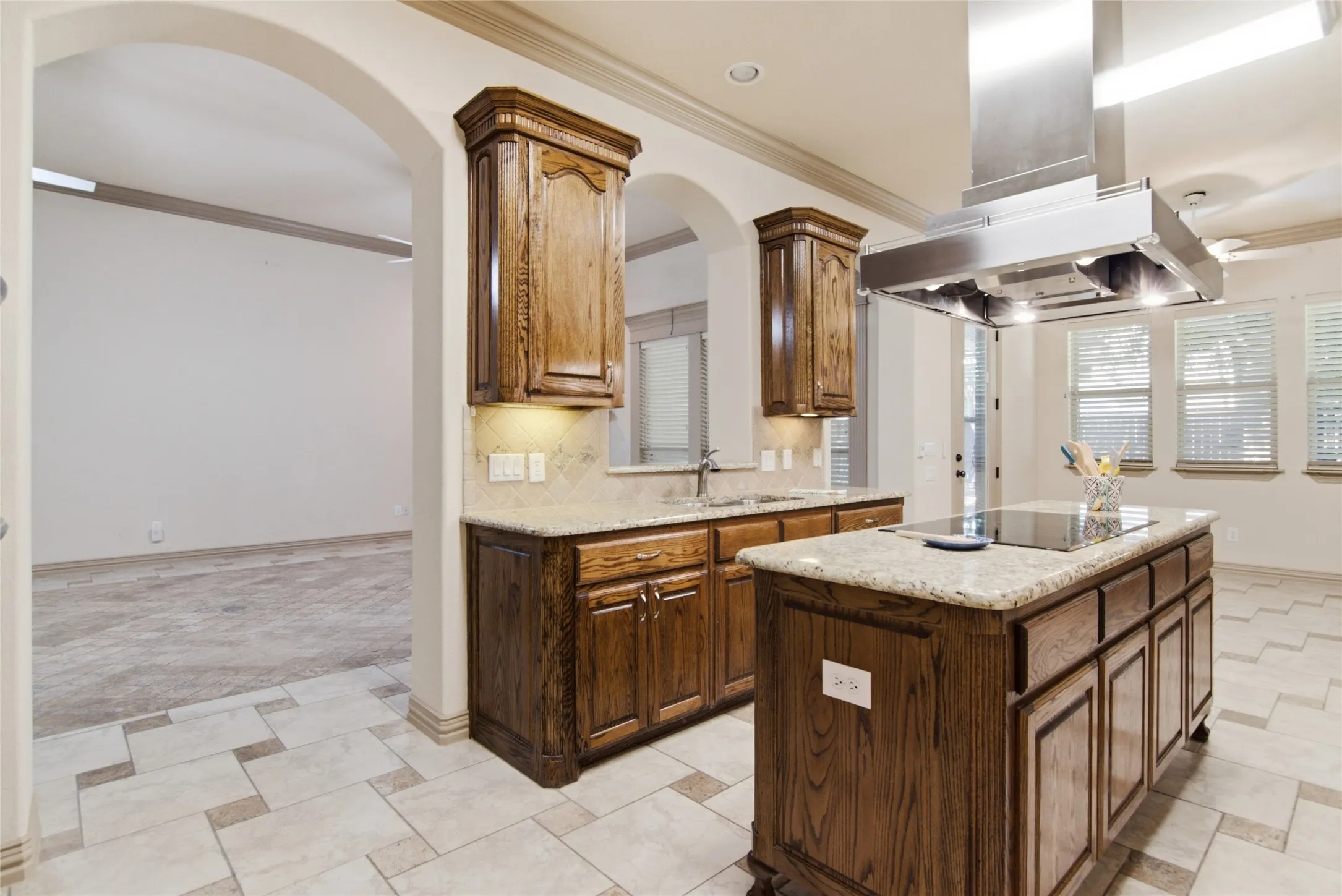 Single Family Residence For Sale in Tarrant County , 502 Lismore Drive, Mansfield, Texas 76063, 5 Bedroom, 3 Bathroom, 3 Garage spaces, 3,501 Sqft, built in 2008, mls#21334765, Real Estate Agent in Mansfield, Homes For Sale in Tarrant county, Homes For Sale in Mansfield, Realtor in Mansfield Texas, Real Estate Brokerage Independent Realty Texas, Luminita Cordes Realtor