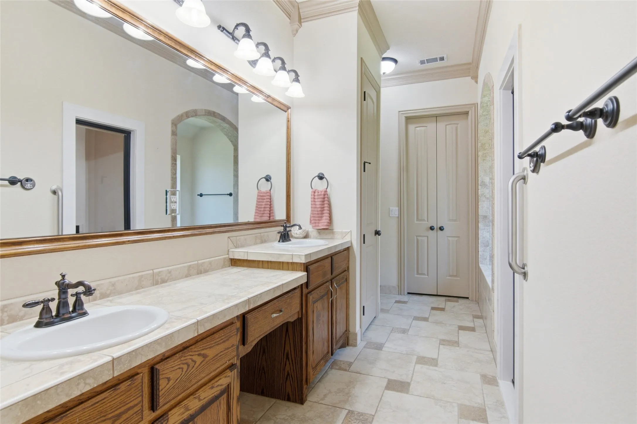 Single Family Residence For Sale in Tarrant County , 502 Lismore Drive, Mansfield, Texas 76063, 5 Bedroom, 3 Bathroom, 3 Garage spaces, 3,501 Sqft, built in 2008, mls#21334765, Real Estate Agent in Mansfield, Homes For Sale in Tarrant county, Homes For Sale in Mansfield, Realtor in Mansfield Texas, Real Estate Brokerage Independent Realty Texas, Luminita Cordes Realtor