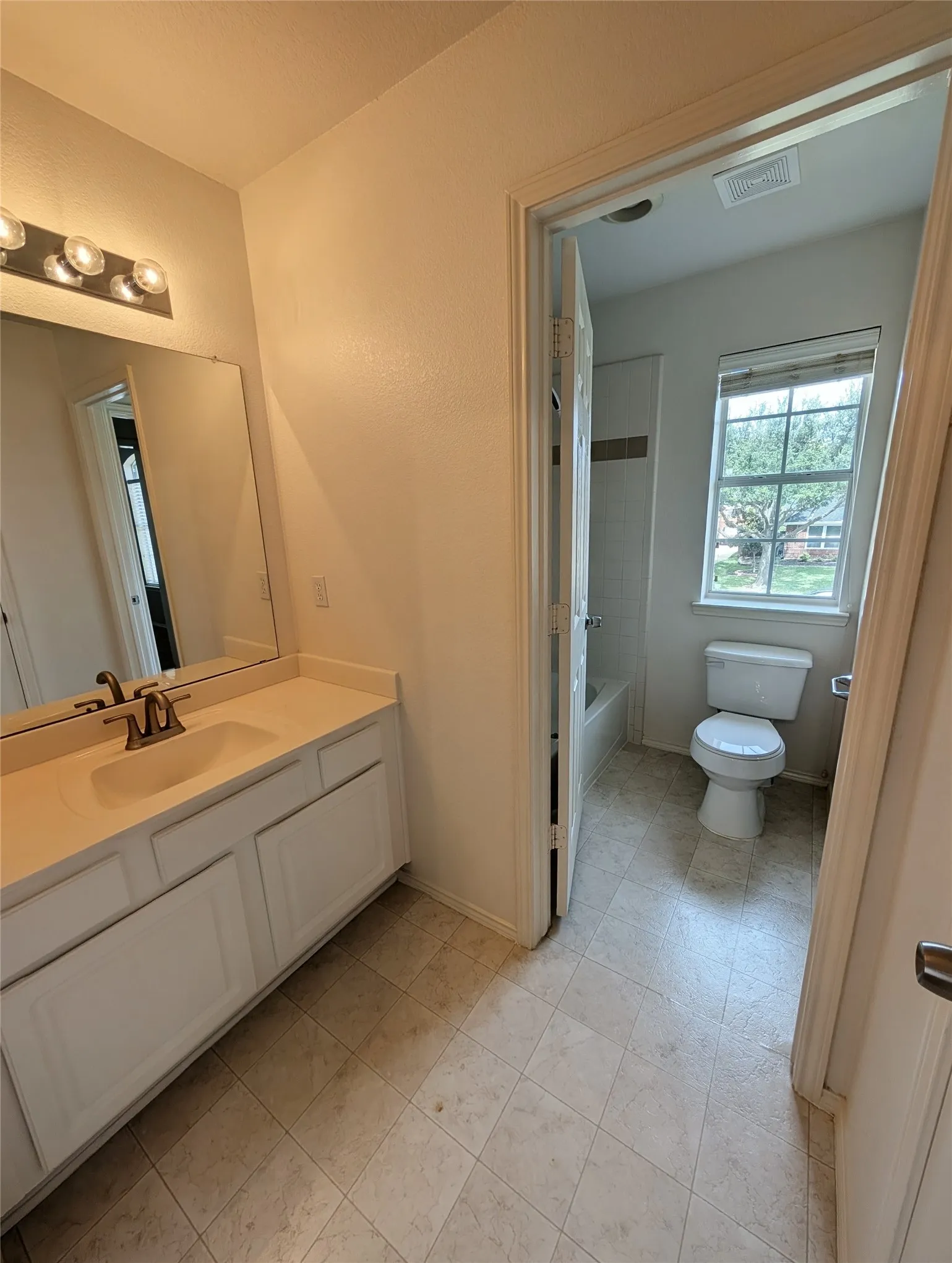 Single Family Residence For Sale in Collin County , 427 Rainforest Court, Murphy, Texas 75094, 4 Bedroom, 3 Bathroom, 2 Garage spaces, 2,758 Sqft, built in 2000, mls#21334329, Real Estate Agent in Murphy, Homes For Sale in Collin county, Homes For Sale in Murphy, Realtor in Murphy Texas, Real Estate Brokerage Independent Realty Texas, Luminita Cordes Realtor