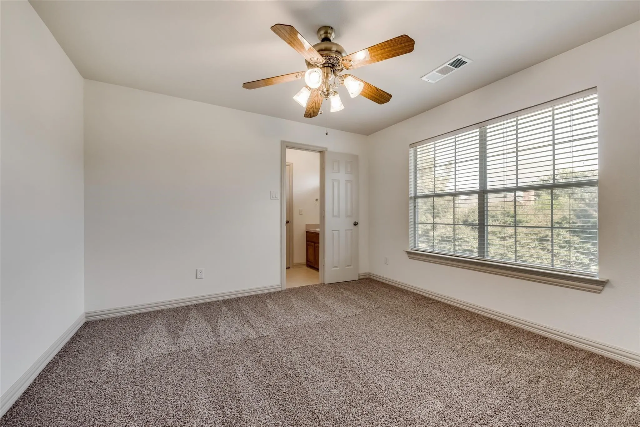 Single Family Residence For Rent in Rockwall County , 120 Cambridge Court, Heath, Texas 75032, 5 Bedroom, 5 Bathroom, 3 Garage spaces, 3,174 Sqft, built in 2001, mls#21334851, Real Estate Agent in Heath, Homes For Rent in Rockwall county, Homes For Rent in Heath, Realtor in Heath Texas, Real Estate Brokerage Independent Realty Texas, Luminita Cordes Realtor