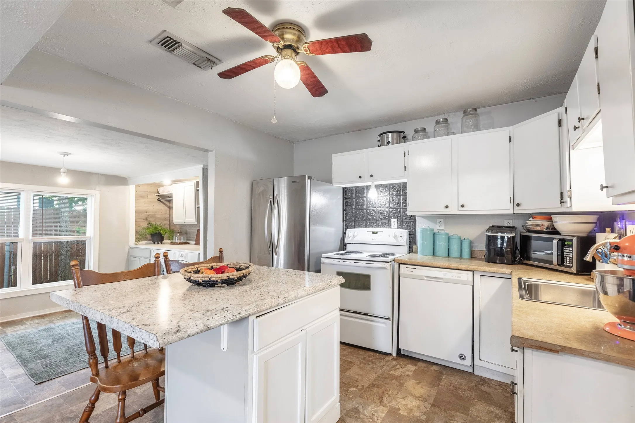 Single Family Residence For Sale in Johnson County , 403 Walnut Street, Grandview, Texas 76050, 2 Bedroom, 1 Bathroom, Garage spaces, 926 Sqft, built in 1950, mls#21334193, Real Estate Agent in Grandview, Homes For Sale in Johnson county, Homes For Sale in Grandview, Realtor in Grandview Texas, Real Estate Brokerage Independent Realty Texas, Luminita Cordes Realtor