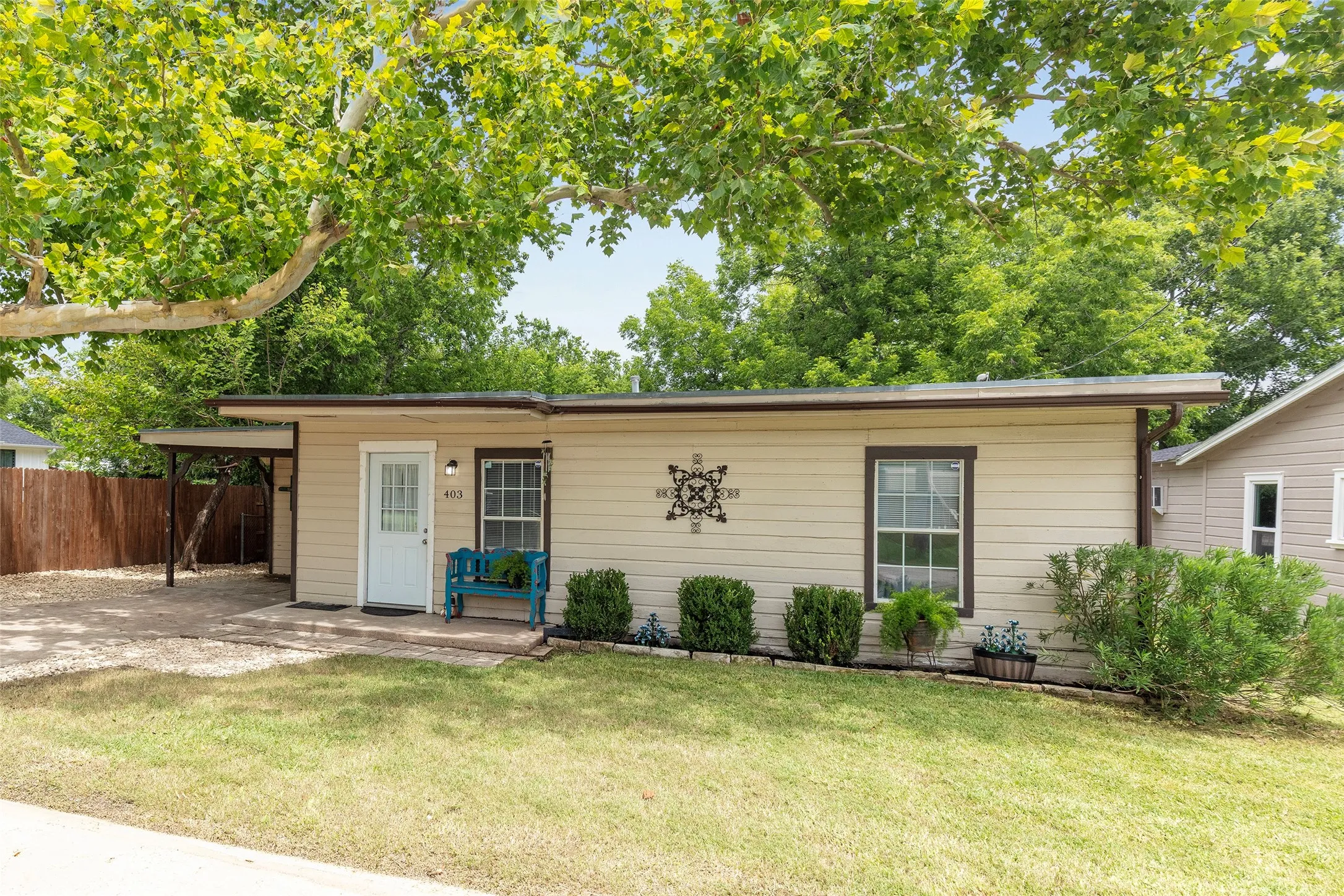 Single Family Residence For Sale in Johnson County , 403 Walnut Street, Grandview, Texas 76050, 2 Bedroom, 1 Bathroom, Garage spaces, 926 Sqft, built in 1950, mls#21334193, Real Estate Agent in Grandview, Homes For Sale in Johnson county, Homes For Sale in Grandview, Realtor in Grandview Texas, Real Estate Brokerage Independent Realty Texas, Luminita Cordes Realtor