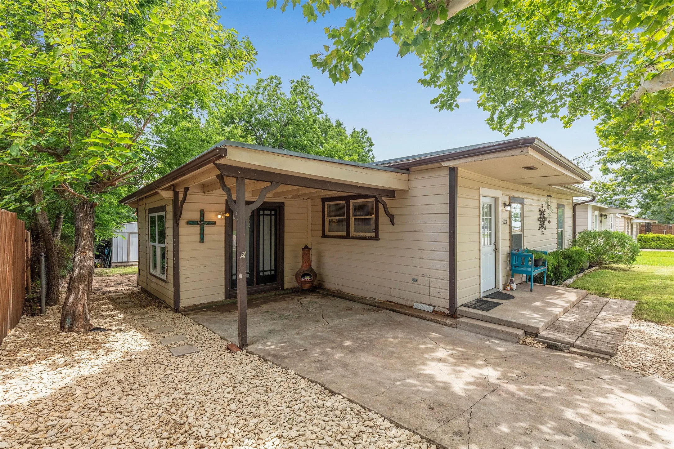 Single Family Residence For Sale in Johnson County , 403 Walnut Street, Grandview, Texas 76050, 2 Bedroom, 1 Bathroom, Garage spaces, 926 Sqft, built in 1950, mls#21334193, Real Estate Agent in Grandview, Homes For Sale in Johnson county, Homes For Sale in Grandview, Realtor in Grandview Texas, Real Estate Brokerage Independent Realty Texas, Luminita Cordes Realtor