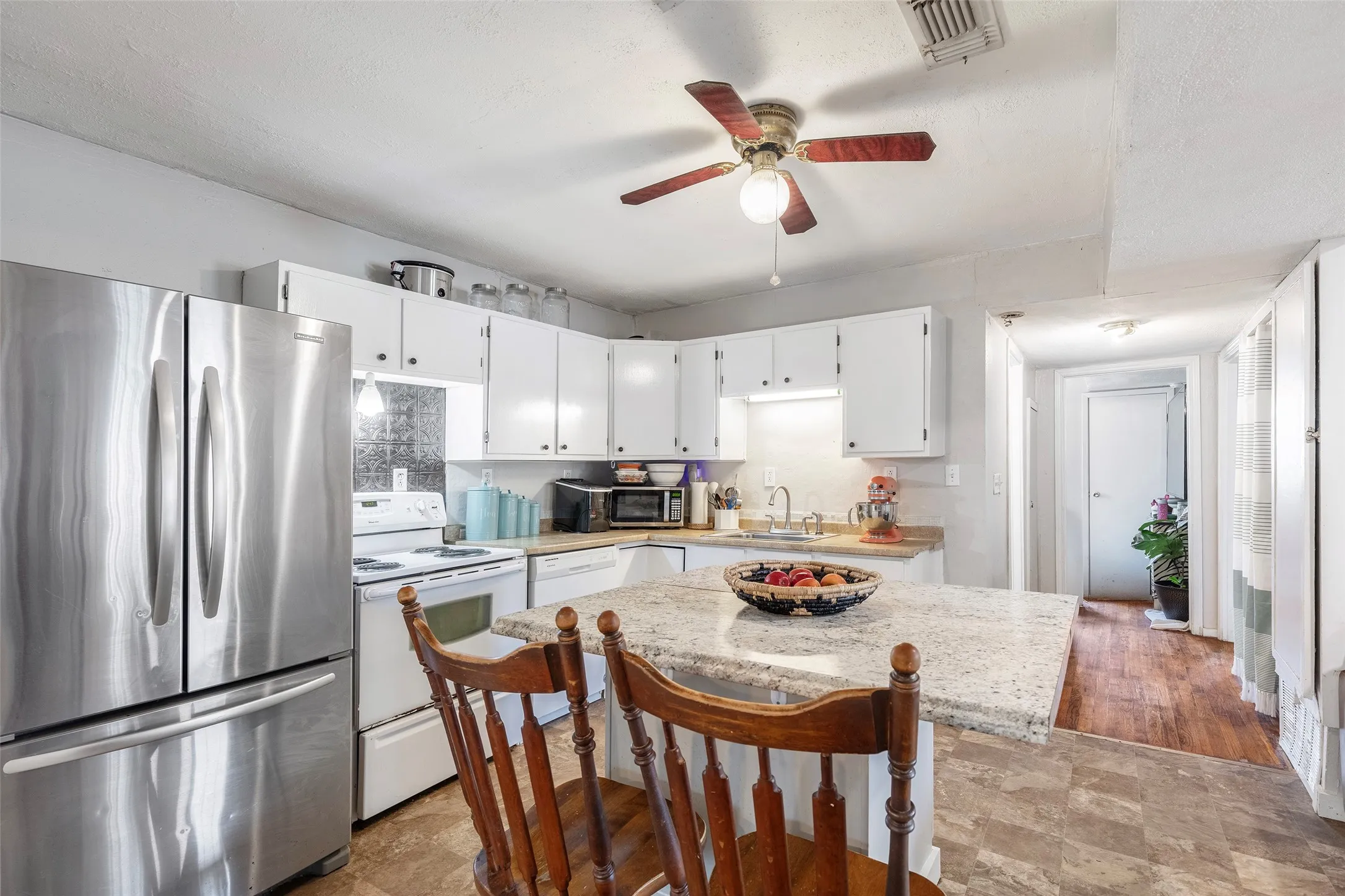 Single Family Residence For Sale in Johnson County , 403 Walnut Street, Grandview, Texas 76050, 2 Bedroom, 1 Bathroom, Garage spaces, 926 Sqft, built in 1950, mls#21334193, Real Estate Agent in Grandview, Homes For Sale in Johnson county, Homes For Sale in Grandview, Realtor in Grandview Texas, Real Estate Brokerage Independent Realty Texas, Luminita Cordes Realtor