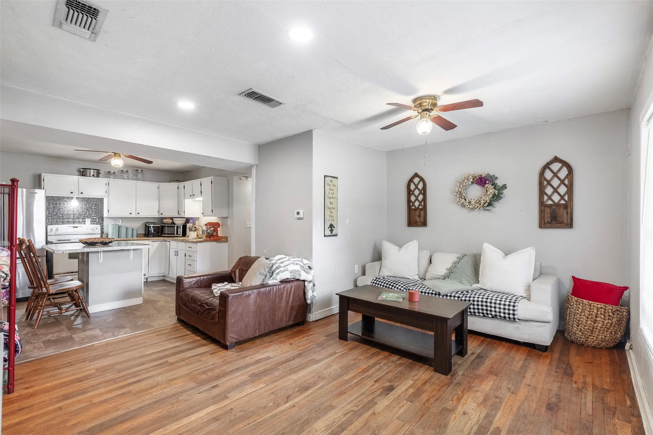Single Family Residence For Sale in Johnson County , 403 Walnut Street, Grandview, Texas 76050, 2 Bedroom, 1 Bathroom, Garage spaces, 926 Sqft, built in 1950, mls#21334193, Real Estate Agent in Grandview, Homes For Sale in Johnson county, Homes For Sale in Grandview, Realtor in Grandview Texas, Real Estate Brokerage Independent Realty Texas, Luminita Cordes Realtor
