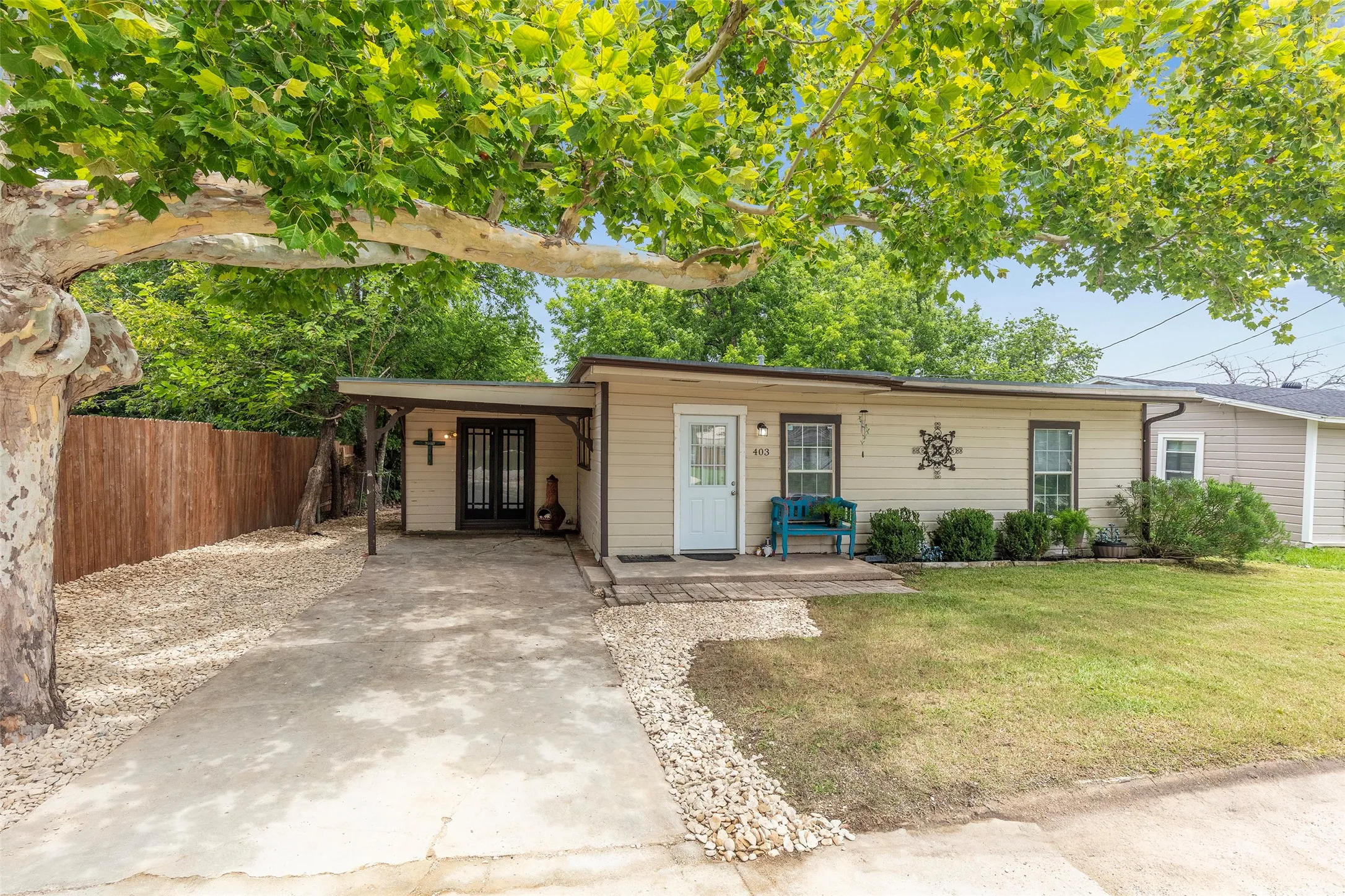 Single Family Residence For Sale in Johnson County , 403 Walnut Street, Grandview, Texas 76050, 2 Bedroom, 1 Bathroom, Garage spaces, 926 Sqft, built in 1950, mls#21334193, Real Estate Agent in Grandview, Homes For Sale in Johnson county, Homes For Sale in Grandview, Realtor in Grandview Texas, Real Estate Brokerage Independent Realty Texas, Luminita Cordes Realtor