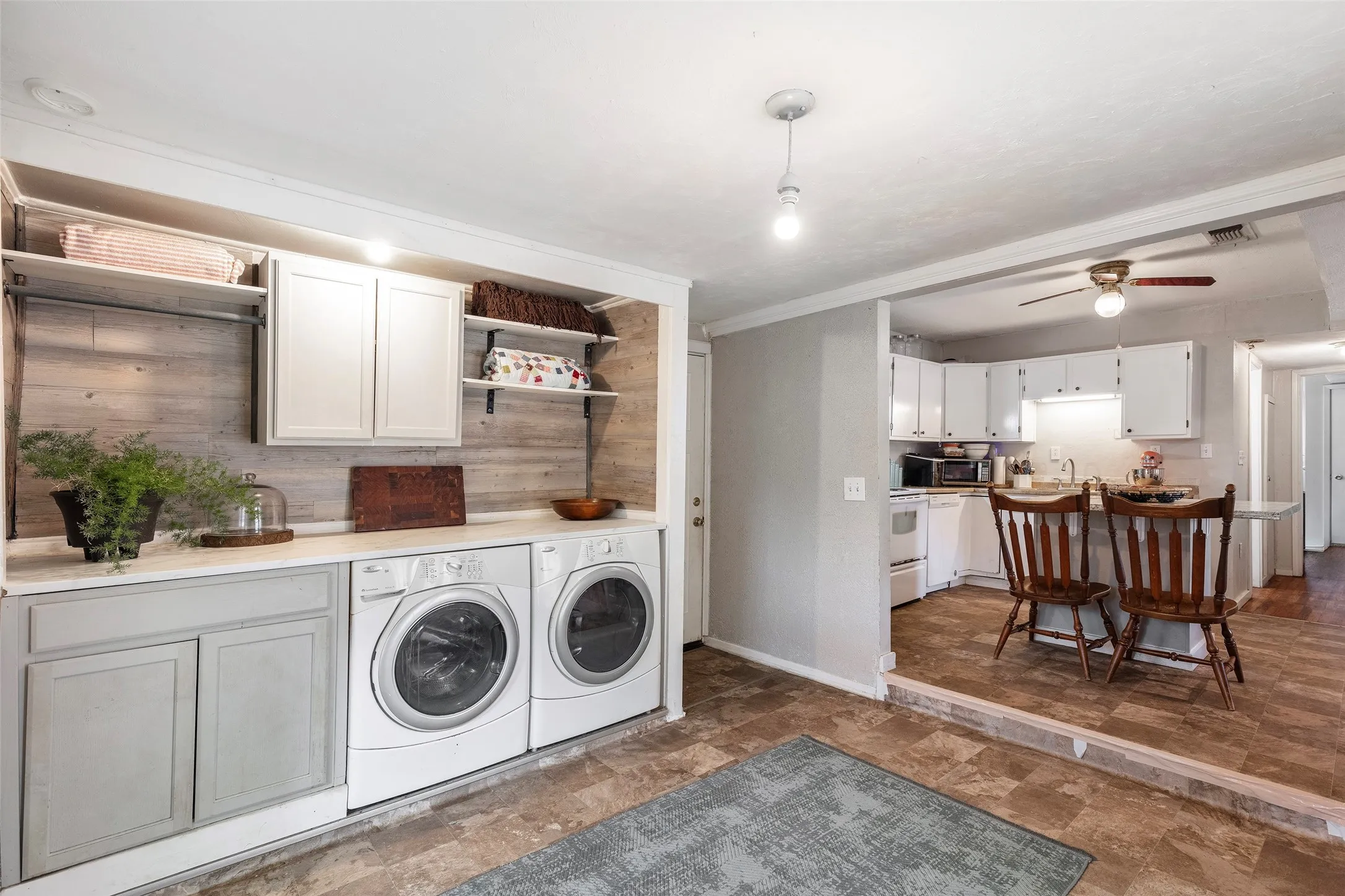 Single Family Residence For Sale in Johnson County , 403 Walnut Street, Grandview, Texas 76050, 2 Bedroom, 1 Bathroom, Garage spaces, 926 Sqft, built in 1950, mls#21334193, Real Estate Agent in Grandview, Homes For Sale in Johnson county, Homes For Sale in Grandview, Realtor in Grandview Texas, Real Estate Brokerage Independent Realty Texas, Luminita Cordes Realtor