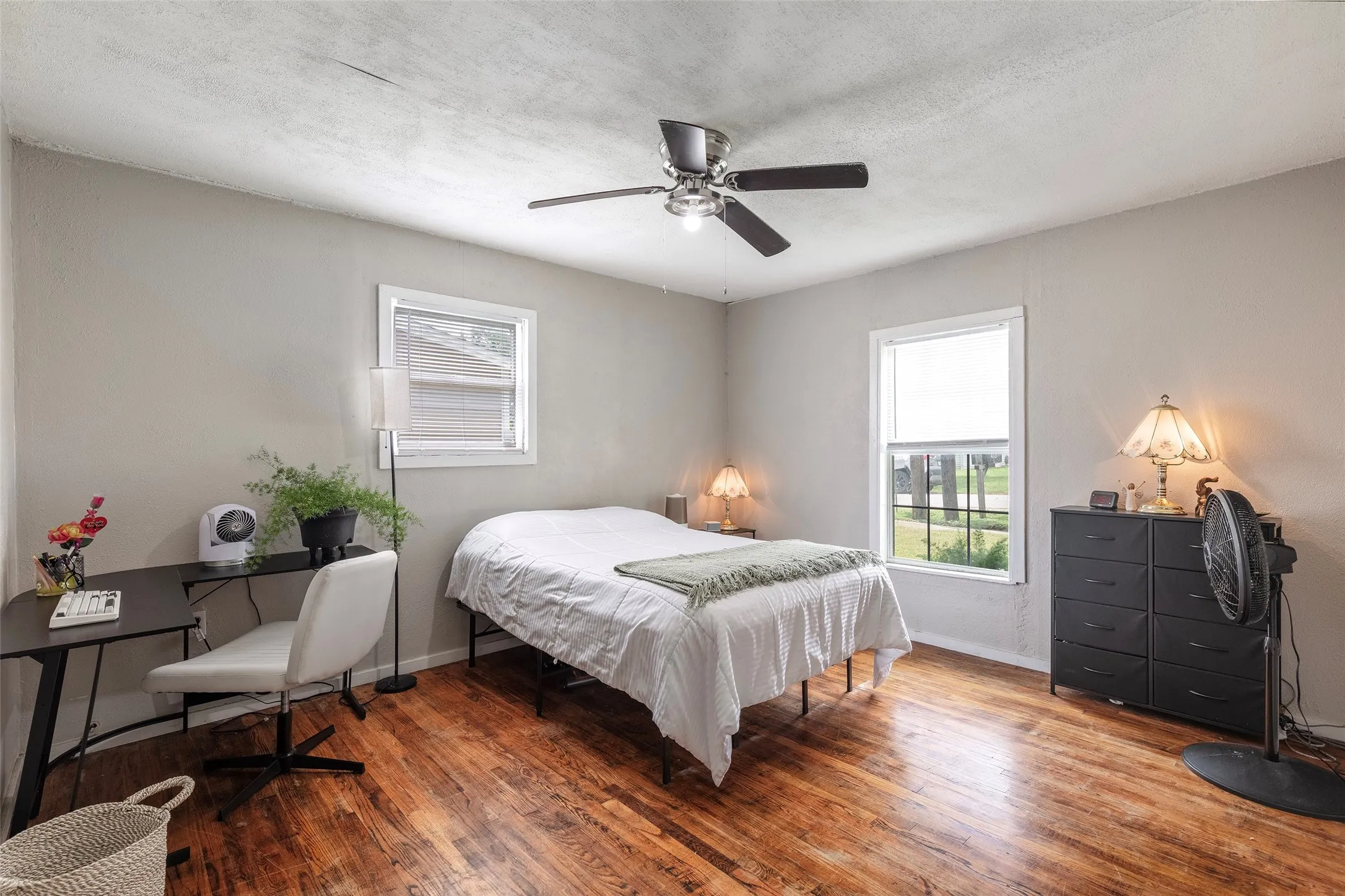 Single Family Residence For Sale in Johnson County , 403 Walnut Street, Grandview, Texas 76050, 2 Bedroom, 1 Bathroom, Garage spaces, 926 Sqft, built in 1950, mls#21334193, Real Estate Agent in Grandview, Homes For Sale in Johnson county, Homes For Sale in Grandview, Realtor in Grandview Texas, Real Estate Brokerage Independent Realty Texas, Luminita Cordes Realtor
