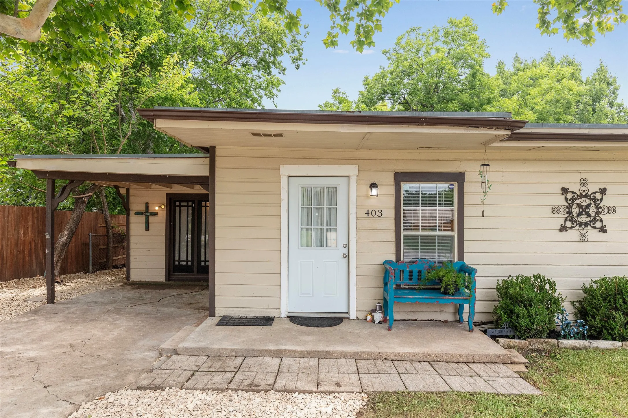Single Family Residence For Sale in Johnson County , 403 Walnut Street, Grandview, Texas 76050, 2 Bedroom, 1 Bathroom, Garage spaces, 926 Sqft, built in 1950, mls#21334193, Real Estate Agent in Grandview, Homes For Sale in Johnson county, Homes For Sale in Grandview, Realtor in Grandview Texas, Real Estate Brokerage Independent Realty Texas, Luminita Cordes Realtor