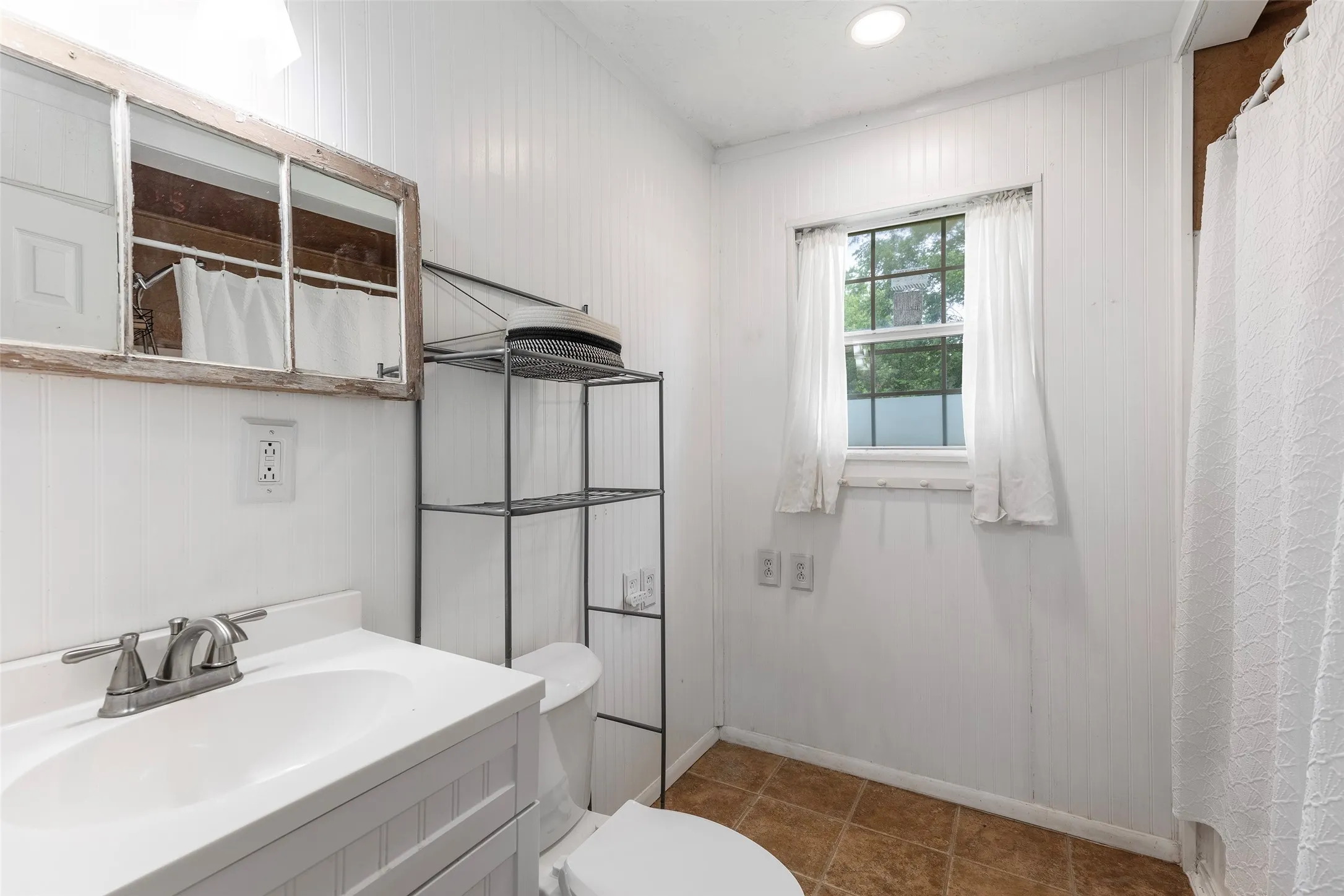 Single Family Residence For Sale in Johnson County , 403 Walnut Street, Grandview, Texas 76050, 2 Bedroom, 1 Bathroom, Garage spaces, 926 Sqft, built in 1950, mls#21334193, Real Estate Agent in Grandview, Homes For Sale in Johnson county, Homes For Sale in Grandview, Realtor in Grandview Texas, Real Estate Brokerage Independent Realty Texas, Luminita Cordes Realtor