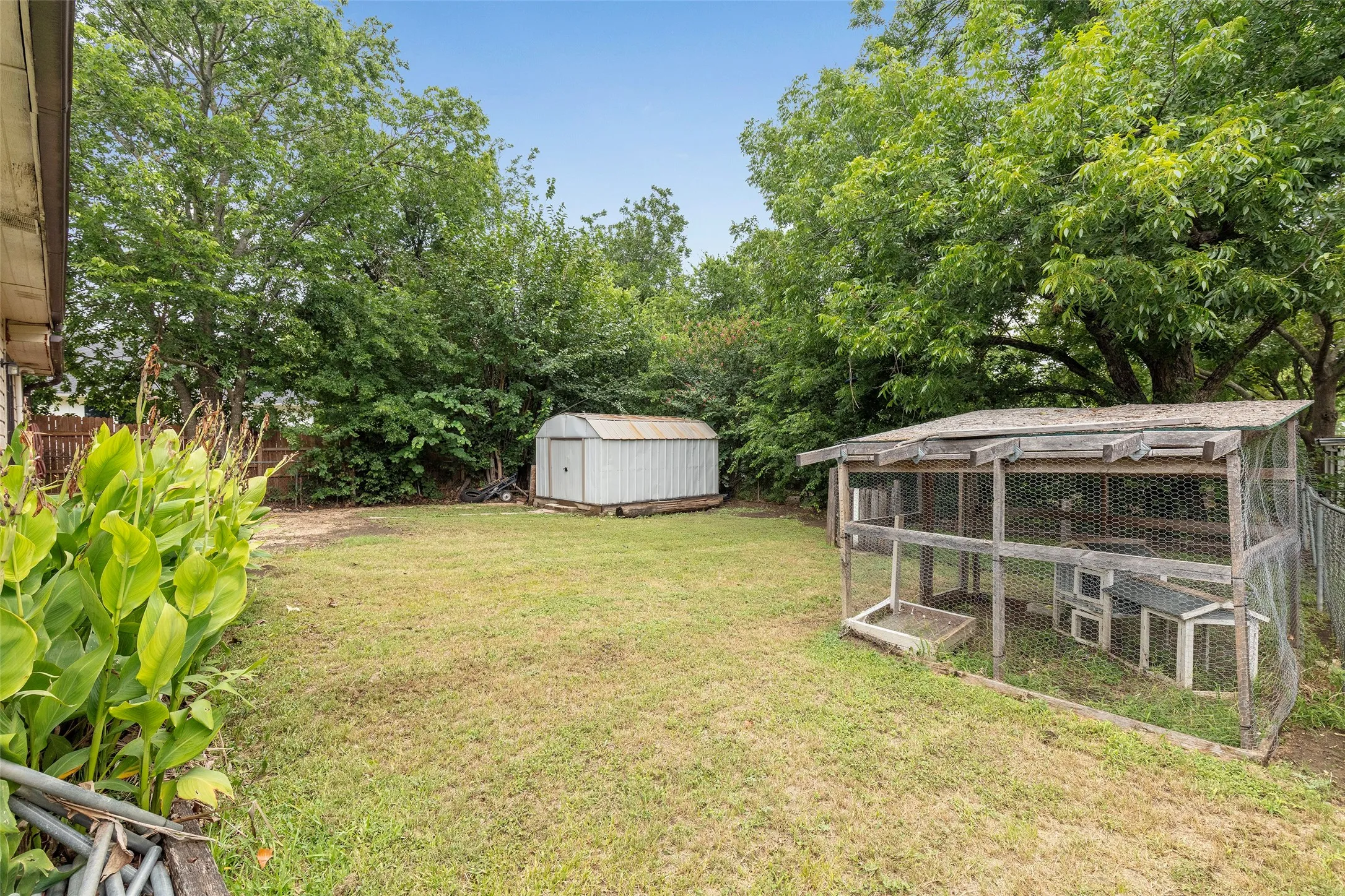 Single Family Residence For Sale in Johnson County , 403 Walnut Street, Grandview, Texas 76050, 2 Bedroom, 1 Bathroom, Garage spaces, 926 Sqft, built in 1950, mls#21334193, Real Estate Agent in Grandview, Homes For Sale in Johnson county, Homes For Sale in Grandview, Realtor in Grandview Texas, Real Estate Brokerage Independent Realty Texas, Luminita Cordes Realtor