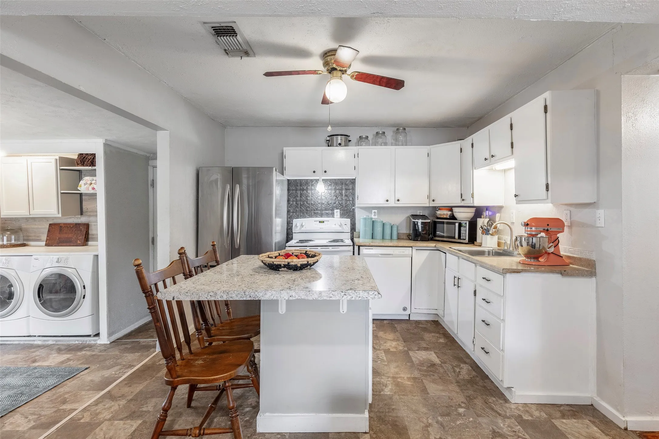 Single Family Residence For Sale in Johnson County , 403 Walnut Street, Grandview, Texas 76050, 2 Bedroom, 1 Bathroom, Garage spaces, 926 Sqft, built in 1950, mls#21334193, Real Estate Agent in Grandview, Homes For Sale in Johnson county, Homes For Sale in Grandview, Realtor in Grandview Texas, Real Estate Brokerage Independent Realty Texas, Luminita Cordes Realtor