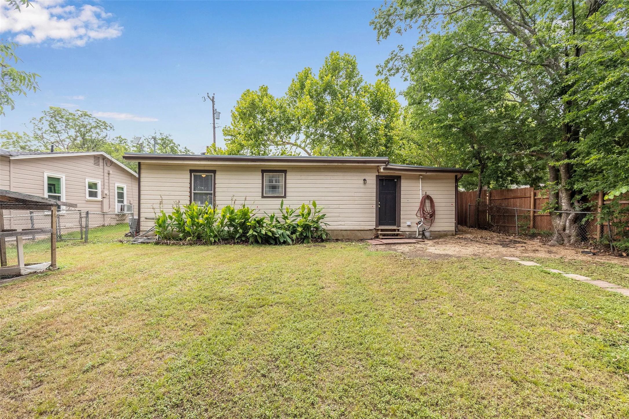 Single Family Residence For Sale in Johnson County , 403 Walnut Street, Grandview, Texas 76050, 2 Bedroom, 1 Bathroom, Garage spaces, 926 Sqft, built in 1950, mls#21334193, Real Estate Agent in Grandview, Homes For Sale in Johnson county, Homes For Sale in Grandview, Realtor in Grandview Texas, Real Estate Brokerage Independent Realty Texas, Luminita Cordes Realtor