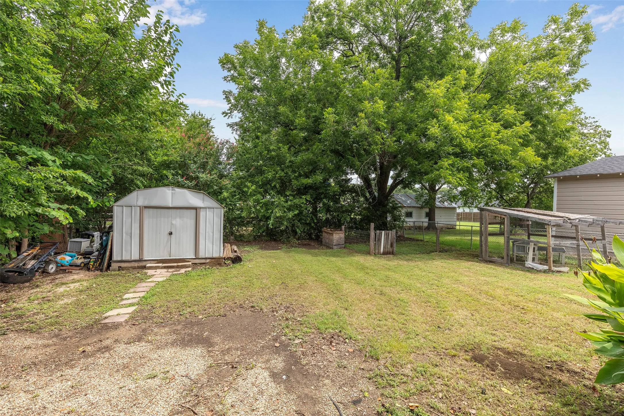 Single Family Residence For Sale in Johnson County , 403 Walnut Street, Grandview, Texas 76050, 2 Bedroom, 1 Bathroom, Garage spaces, 926 Sqft, built in 1950, mls#21334193, Real Estate Agent in Grandview, Homes For Sale in Johnson county, Homes For Sale in Grandview, Realtor in Grandview Texas, Real Estate Brokerage Independent Realty Texas, Luminita Cordes Realtor