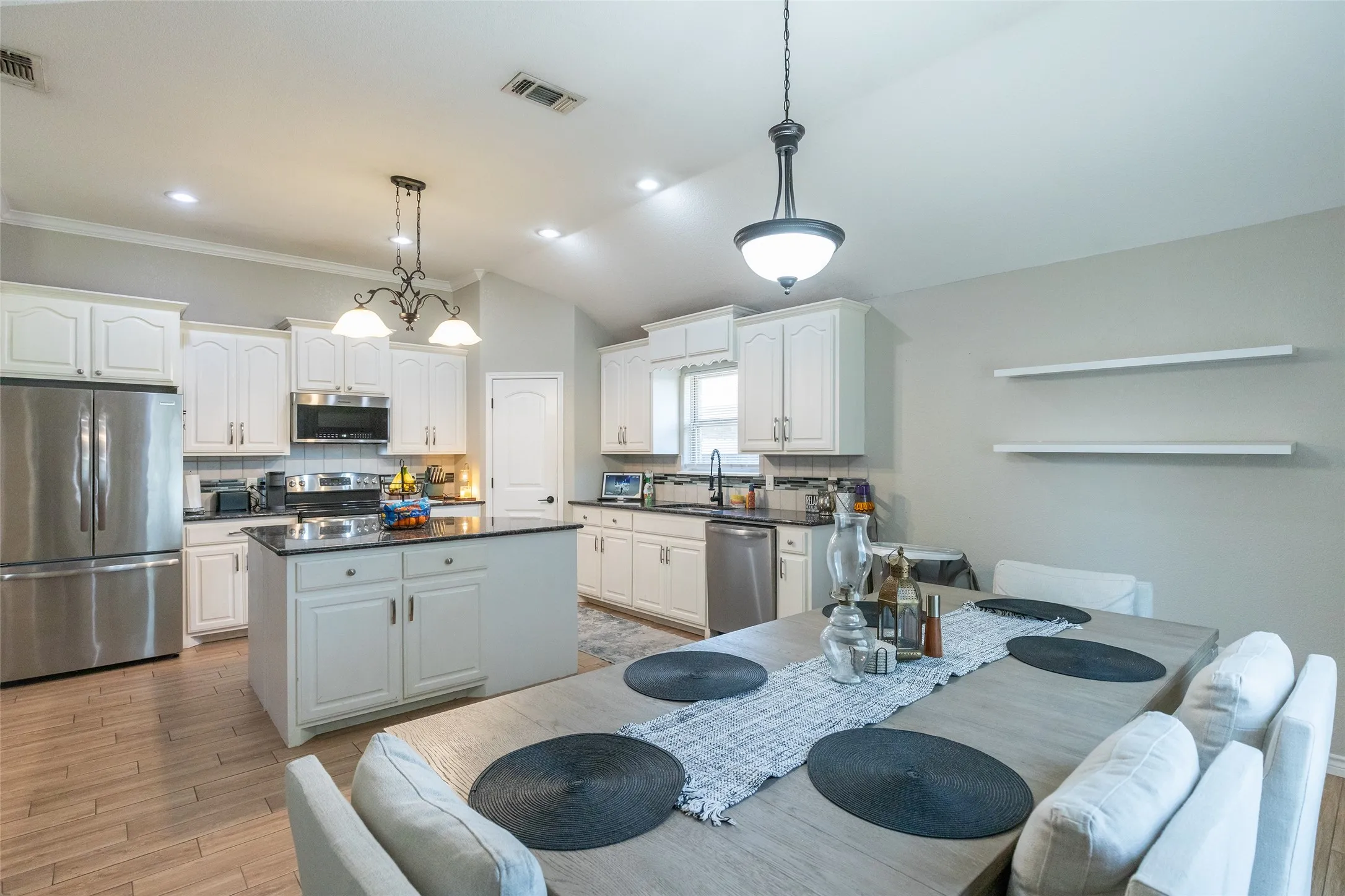 Single Family Residence For Sale in Taylor County , 3009 Sterling Street, Abilene, Texas 79606, 3 Bedroom, 2 Bathroom, 2 Garage spaces, 1,724 Sqft, built in 2014, mls#21334886, Real Estate Agent in Abilene, Homes For Sale in Taylor county, Homes For Sale in Abilene, Realtor in Abilene Texas, Real Estate Brokerage Independent Realty Texas, Luminita Cordes Realtor