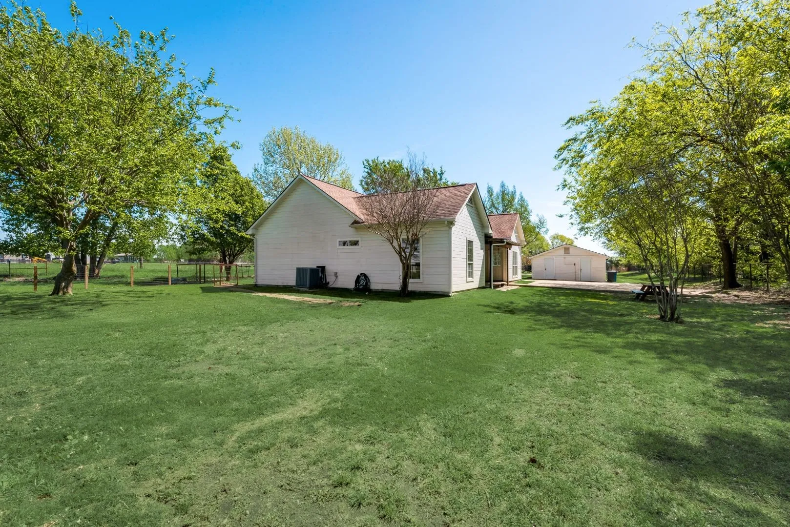 Single Family Residence For Rent in Collin County , 5893 Fm 1827, Mc Kinney, Texas 75071, 3 Bedroom, 2 Bathroom, Garage spaces, 2,075 Sqft, built in 1993, mls#21298079, Real Estate Agent in Mc Kinney, Homes For Rent in Collin county, Homes For Rent in Mc Kinney, Realtor in Mc Kinney Texas, Real Estate Brokerage Independent Realty Texas, Luminita Cordes Realtor