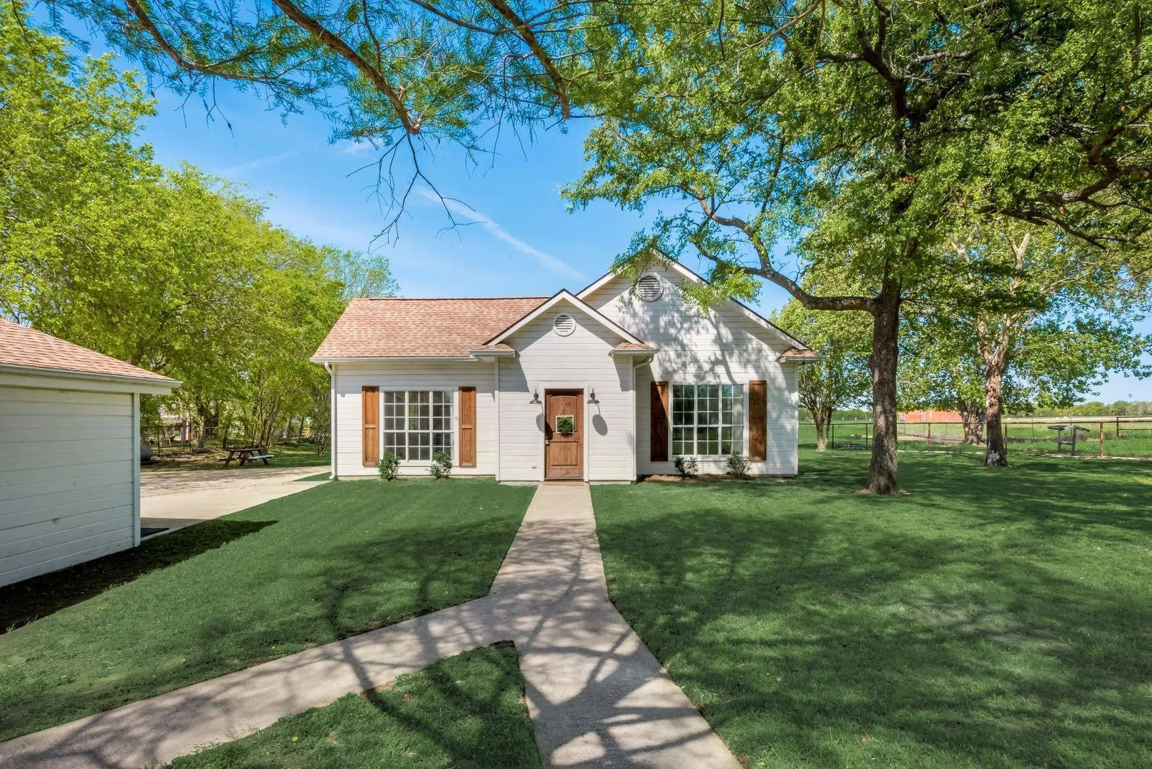 Single Family Residence For Rent in Collin County , 5893 Fm 1827, Mc Kinney, Texas 75071, 3 Bedroom, 2 Bathroom, Garage spaces, 2,075 Sqft, built in 1993, mls#21298079, Real Estate Agent in Mc Kinney, Homes For Rent in Collin county, Homes For Rent in Mc Kinney, Realtor in Mc Kinney Texas, Real Estate Brokerage Independent Realty Texas, Luminita Cordes Realtor