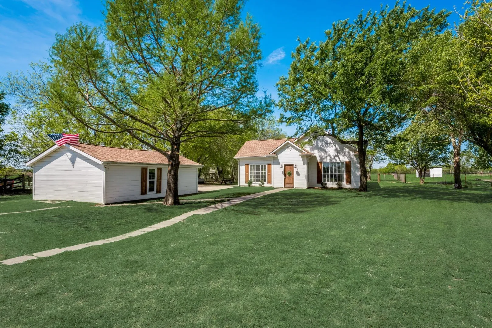 Single Family Residence For Rent in Collin County , 5893 Fm 1827, Mc Kinney, Texas 75071, 3 Bedroom, 2 Bathroom, Garage spaces, 2,075 Sqft, built in 1993, mls#21298079, Real Estate Agent in Mc Kinney, Homes For Rent in Collin county, Homes For Rent in Mc Kinney, Realtor in Mc Kinney Texas, Real Estate Brokerage Independent Realty Texas, Luminita Cordes Realtor