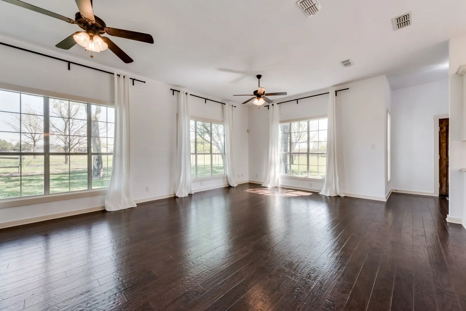 Single Family Residence For Rent in Collin County , 5893 Fm 1827, Mc Kinney, Texas 75071, 3 Bedroom, 2 Bathroom, Garage spaces, 2,075 Sqft, built in 1993, mls#21298079, Real Estate Agent in Mc Kinney, Homes For Rent in Collin county, Homes For Rent in Mc Kinney, Realtor in Mc Kinney Texas, Real Estate Brokerage Independent Realty Texas, Luminita Cordes Realtor