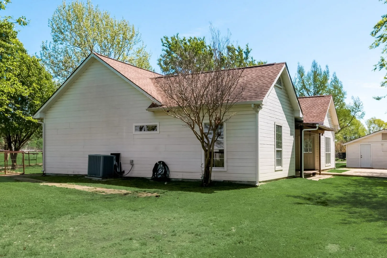 Single Family Residence For Rent in Collin County , 5893 Fm 1827, Mc Kinney, Texas 75071, 3 Bedroom, 2 Bathroom, Garage spaces, 2,075 Sqft, built in 1993, mls#21298079, Real Estate Agent in Mc Kinney, Homes For Rent in Collin county, Homes For Rent in Mc Kinney, Realtor in Mc Kinney Texas, Real Estate Brokerage Independent Realty Texas, Luminita Cordes Realtor