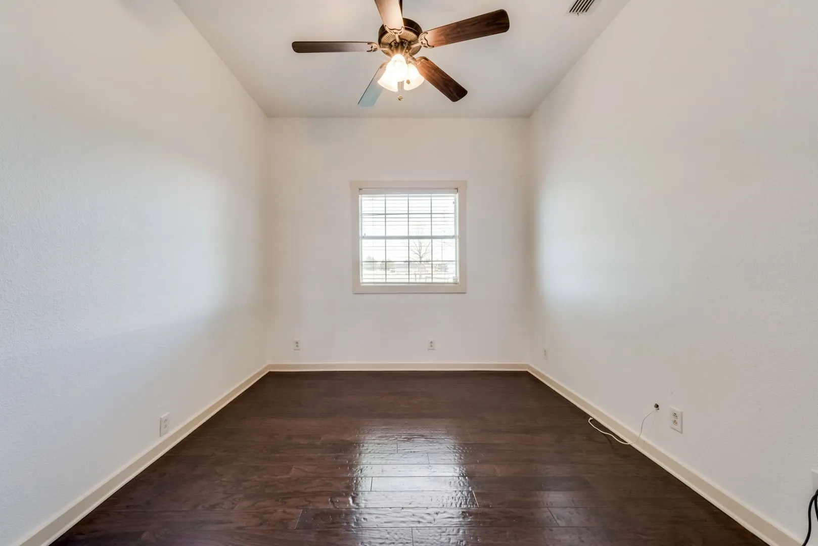 Single Family Residence For Rent in Collin County , 5893 Fm 1827, Mc Kinney, Texas 75071, 3 Bedroom, 2 Bathroom, Garage spaces, 2,075 Sqft, built in 1993, mls#21298079, Real Estate Agent in Mc Kinney, Homes For Rent in Collin county, Homes For Rent in Mc Kinney, Realtor in Mc Kinney Texas, Real Estate Brokerage Independent Realty Texas, Luminita Cordes Realtor