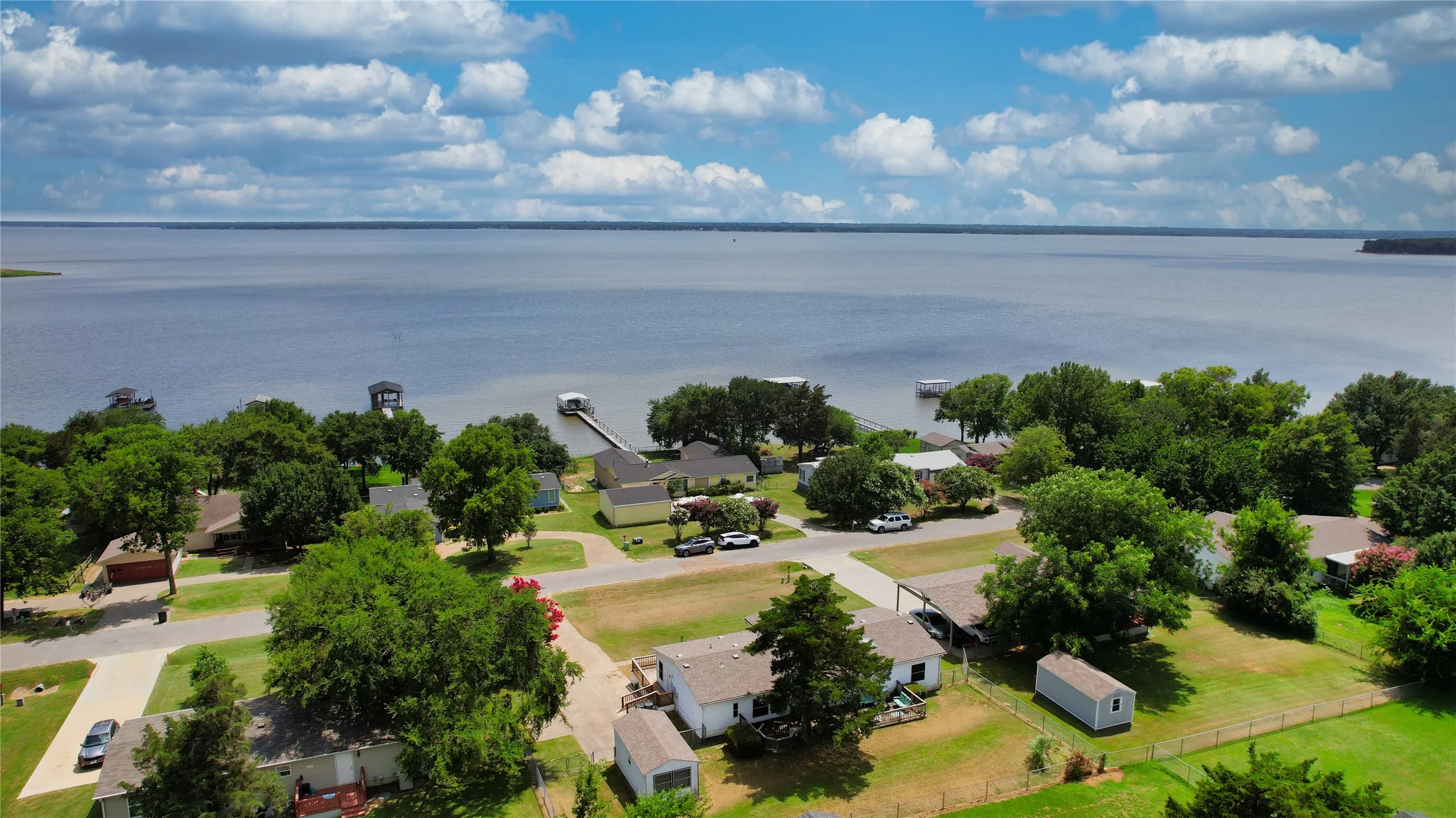 Mobile Home For Sale in Kaufman County , 10245 Northlake Circle, Kemp, Texas 75143, 3 Bedroom, 2 Bathroom, Garage spaces, 1,680 Sqft, built in 2003, mls#21333178, Real Estate Agent in Kemp, Homes For Sale in Kaufman county, Homes For Sale in Kemp, Realtor in Kemp Texas, Real Estate Brokerage Independent Realty Texas, Luminita Cordes Realtor