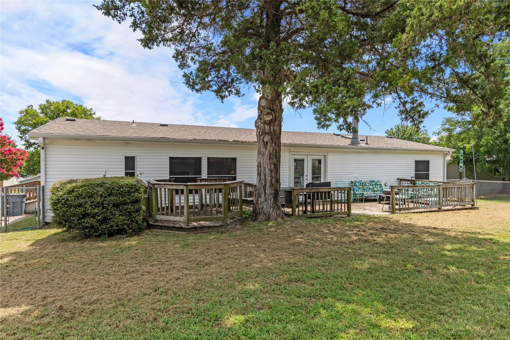 Mobile Home For Sale in Kaufman County , 10245 Northlake Circle, Kemp, Texas 75143, 3 Bedroom, 2 Bathroom, Garage spaces, 1,680 Sqft, built in 2003, mls#21333178, Real Estate Agent in Kemp, Homes For Sale in Kaufman county, Homes For Sale in Kemp, Realtor in Kemp Texas, Real Estate Brokerage Independent Realty Texas, Luminita Cordes Realtor
