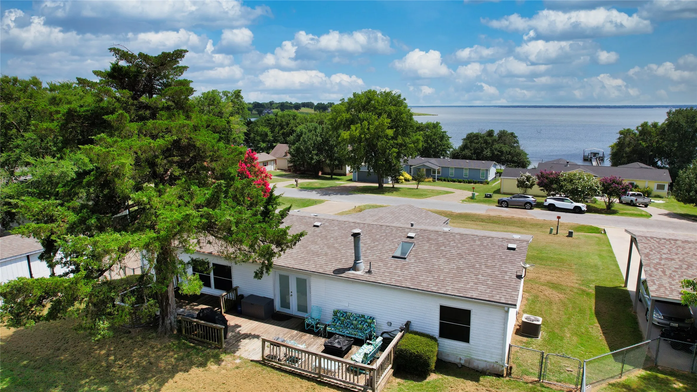 Mobile Home For Sale in Kaufman County , 10245 Northlake Circle, Kemp, Texas 75143, 3 Bedroom, 2 Bathroom, Garage spaces, 1,680 Sqft, built in 2003, mls#21333178, Real Estate Agent in Kemp, Homes For Sale in Kaufman county, Homes For Sale in Kemp, Realtor in Kemp Texas, Real Estate Brokerage Independent Realty Texas, Luminita Cordes Realtor