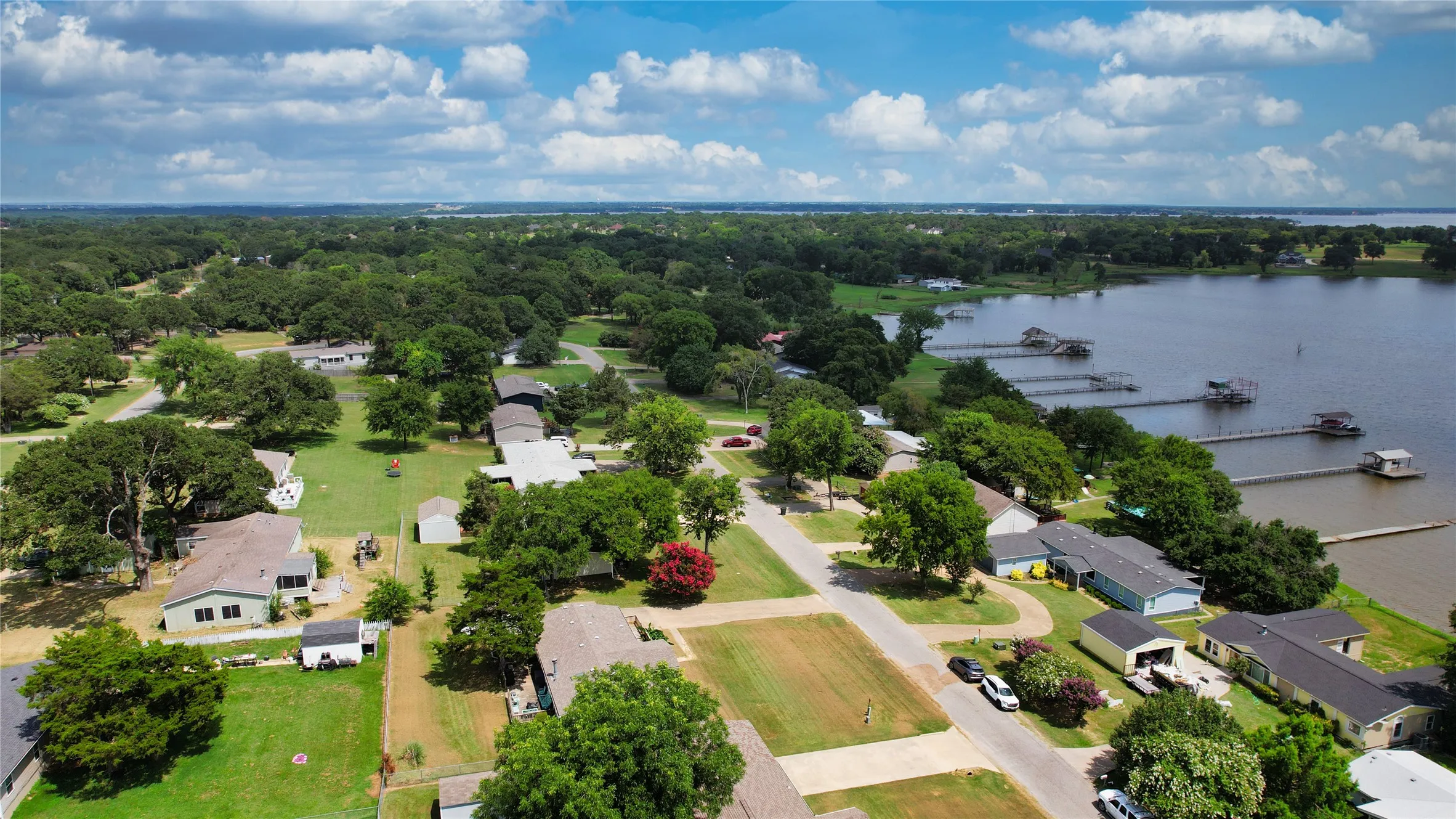 Mobile Home For Sale in Kaufman County , 10245 Northlake Circle, Kemp, Texas 75143, 3 Bedroom, 2 Bathroom, Garage spaces, 1,680 Sqft, built in 2003, mls#21333178, Real Estate Agent in Kemp, Homes For Sale in Kaufman county, Homes For Sale in Kemp, Realtor in Kemp Texas, Real Estate Brokerage Independent Realty Texas, Luminita Cordes Realtor