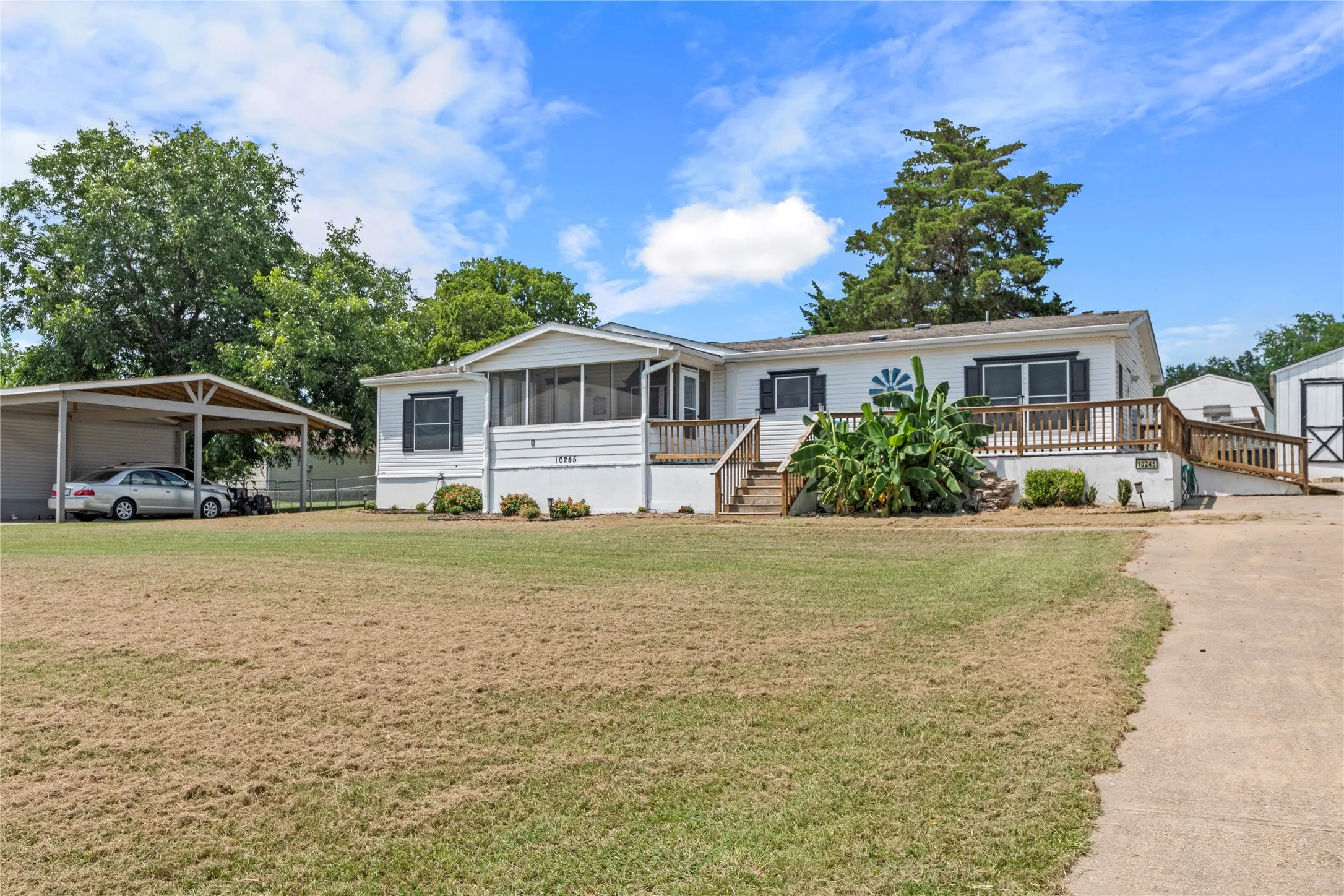 Mobile Home For Sale in Kaufman County , 10245 Northlake Circle, Kemp, Texas 75143, 3 Bedroom, 2 Bathroom, Garage spaces, 1,680 Sqft, built in 2003, mls#21333178, Real Estate Agent in Kemp, Homes For Sale in Kaufman county, Homes For Sale in Kemp, Realtor in Kemp Texas, Real Estate Brokerage Independent Realty Texas, Luminita Cordes Realtor