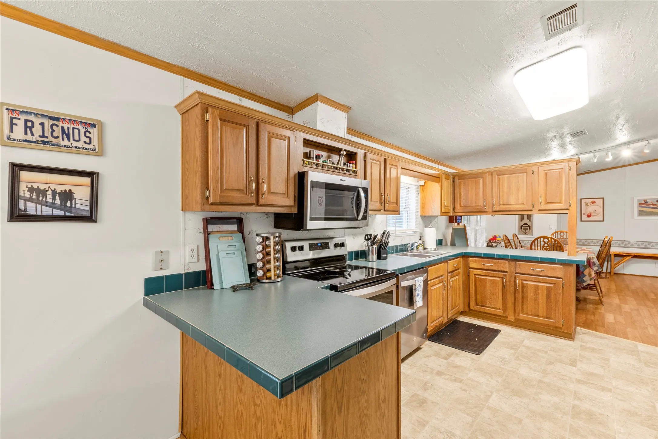 Mobile Home For Sale in Kaufman County , 10245 Northlake Circle, Kemp, Texas 75143, 3 Bedroom, 2 Bathroom, Garage spaces, 1,680 Sqft, built in 2003, mls#21333178, Real Estate Agent in Kemp, Homes For Sale in Kaufman county, Homes For Sale in Kemp, Realtor in Kemp Texas, Real Estate Brokerage Independent Realty Texas, Luminita Cordes Realtor
