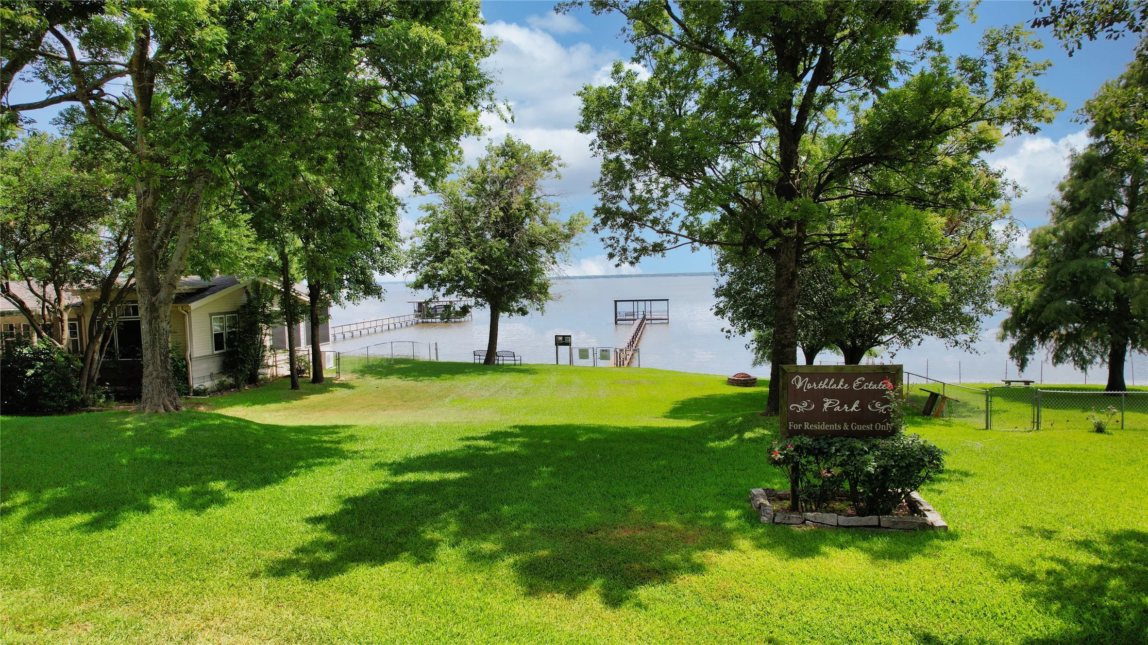 Mobile Home For Sale in Kaufman County , 10245 Northlake Circle, Kemp, Texas 75143, 3 Bedroom, 2 Bathroom, Garage spaces, 1,680 Sqft, built in 2003, mls#21333178, Real Estate Agent in Kemp, Homes For Sale in Kaufman county, Homes For Sale in Kemp, Realtor in Kemp Texas, Real Estate Brokerage Independent Realty Texas, Luminita Cordes Realtor