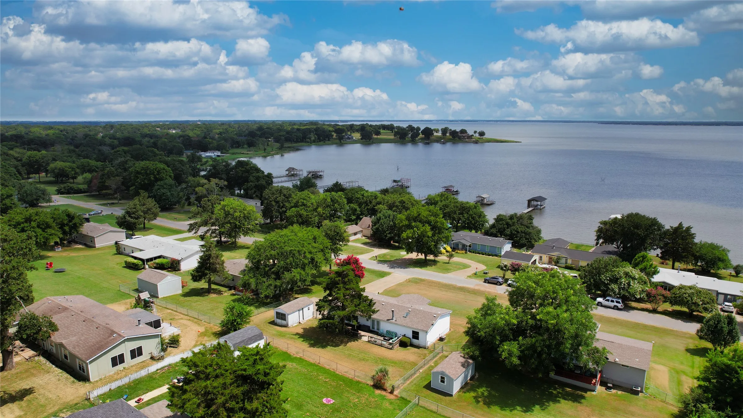 Mobile Home For Sale in Kaufman County , 10245 Northlake Circle, Kemp, Texas 75143, 3 Bedroom, 2 Bathroom, Garage spaces, 1,680 Sqft, built in 2003, mls#21333178, Real Estate Agent in Kemp, Homes For Sale in Kaufman county, Homes For Sale in Kemp, Realtor in Kemp Texas, Real Estate Brokerage Independent Realty Texas, Luminita Cordes Realtor