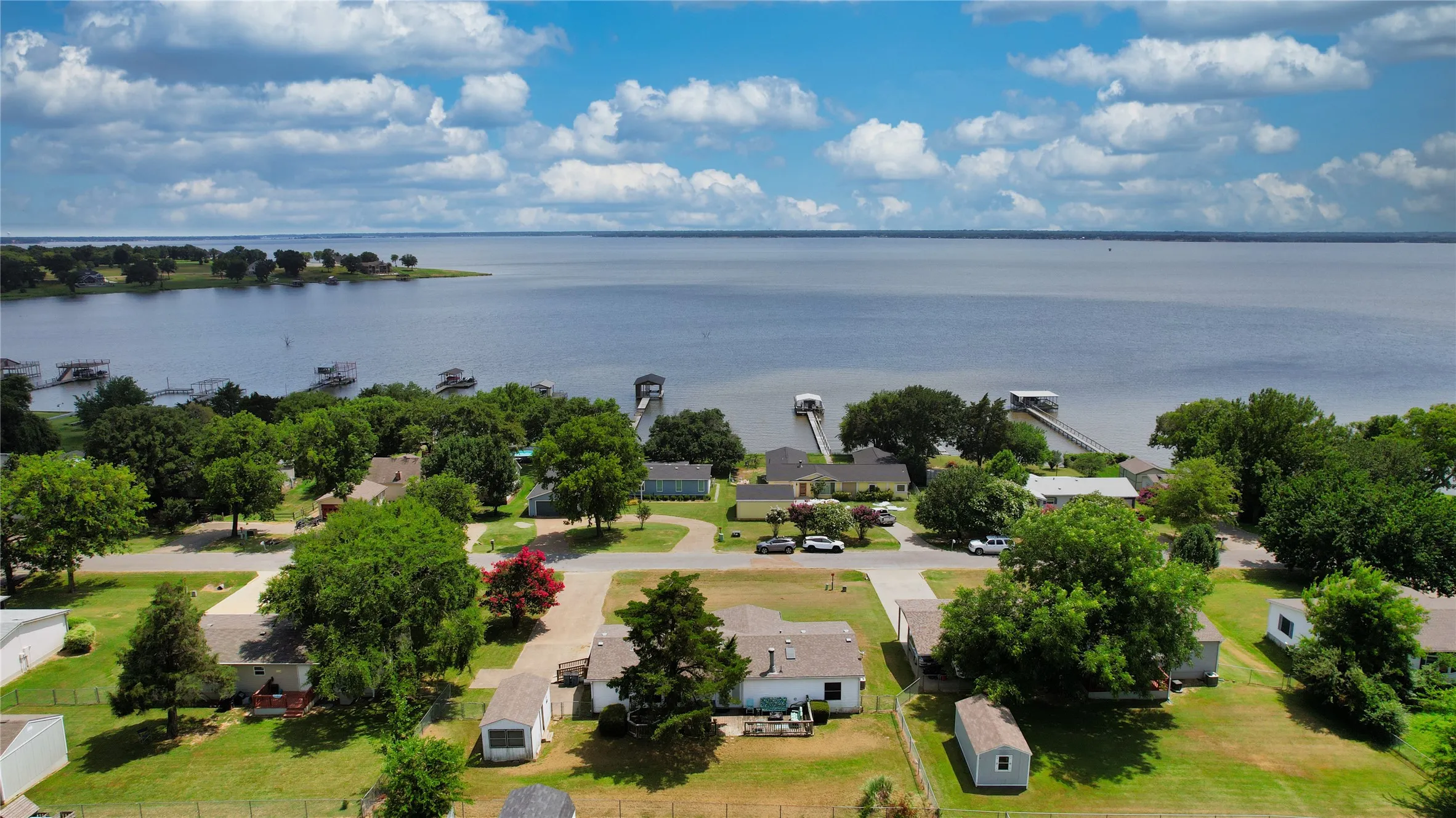 Mobile Home For Sale in Kaufman County , 10245 Northlake Circle, Kemp, Texas 75143, 3 Bedroom, 2 Bathroom, Garage spaces, 1,680 Sqft, built in 2003, mls#21333178, Real Estate Agent in Kemp, Homes For Sale in Kaufman county, Homes For Sale in Kemp, Realtor in Kemp Texas, Real Estate Brokerage Independent Realty Texas, Luminita Cordes Realtor