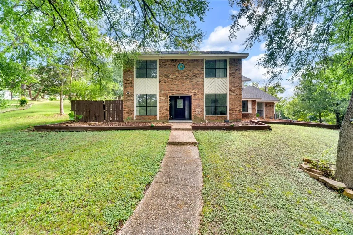 Single Family Residence For Sale in Dallas County , 392 Creekwood Drive, Lancaster, Texas 75146, 5 Bedroom, 3 Bathroom, 2 Garage spaces, 3,260 Sqft, built in 1979, mls#21331825, Real Estate Agent in Lancaster, Homes For Sale in Dallas county, Homes For Sale in Lancaster, Realtor in Lancaster Texas, Real Estate Brokerage Independent Realty Texas, Luminita Cordes Realtor