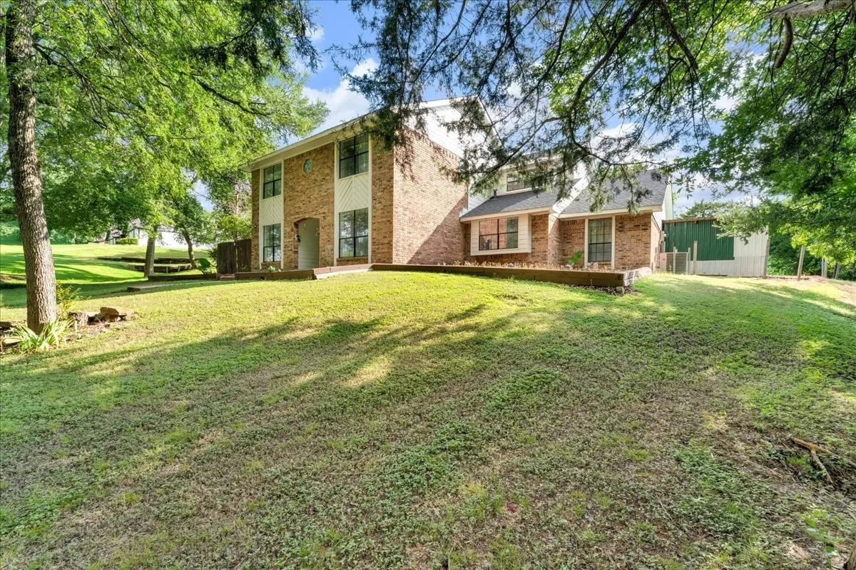 Single Family Residence For Sale in Dallas County , 392 Creekwood Drive, Lancaster, Texas 75146, 5 Bedroom, 3 Bathroom, 2 Garage spaces, 3,260 Sqft, built in 1979, mls#21331825, Real Estate Agent in Lancaster, Homes For Sale in Dallas county, Homes For Sale in Lancaster, Realtor in Lancaster Texas, Real Estate Brokerage Independent Realty Texas, Luminita Cordes Realtor