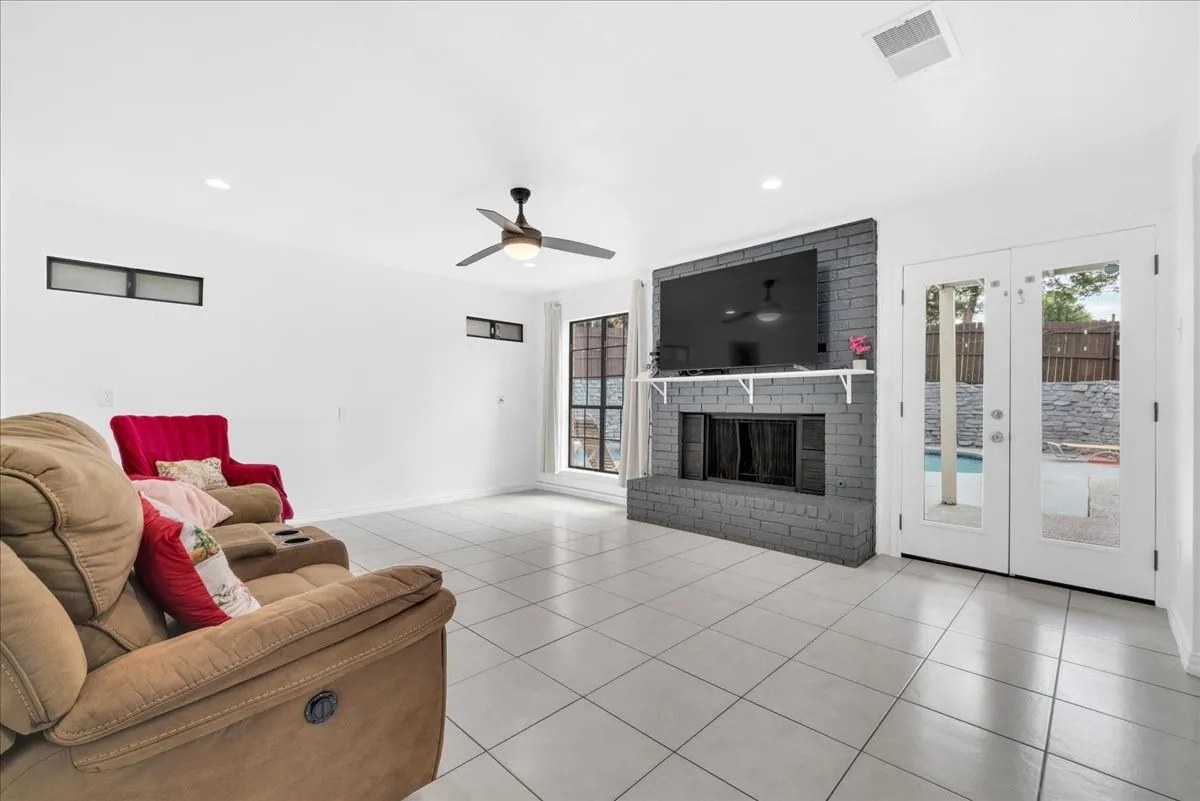 Single Family Residence For Sale in Dallas County , 392 Creekwood Drive, Lancaster, Texas 75146, 5 Bedroom, 3 Bathroom, 2 Garage spaces, 3,260 Sqft, built in 1979, mls#21331825, Real Estate Agent in Lancaster, Homes For Sale in Dallas county, Homes For Sale in Lancaster, Realtor in Lancaster Texas, Real Estate Brokerage Independent Realty Texas, Luminita Cordes Realtor