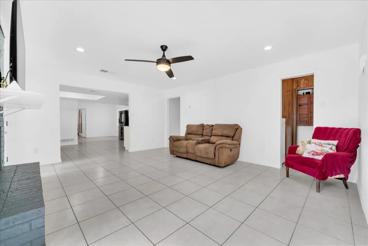 Single Family Residence For Sale in Dallas County , 392 Creekwood Drive, Lancaster, Texas 75146, 5 Bedroom, 3 Bathroom, 2 Garage spaces, 3,260 Sqft, built in 1979, mls#21331825, Real Estate Agent in Lancaster, Homes For Sale in Dallas county, Homes For Sale in Lancaster, Realtor in Lancaster Texas, Real Estate Brokerage Independent Realty Texas, Luminita Cordes Realtor