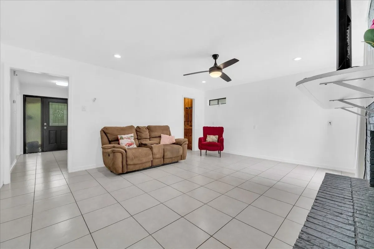 Single Family Residence For Sale in Dallas County , 392 Creekwood Drive, Lancaster, Texas 75146, 5 Bedroom, 3 Bathroom, 2 Garage spaces, 3,260 Sqft, built in 1979, mls#21331825, Real Estate Agent in Lancaster, Homes For Sale in Dallas county, Homes For Sale in Lancaster, Realtor in Lancaster Texas, Real Estate Brokerage Independent Realty Texas, Luminita Cordes Realtor