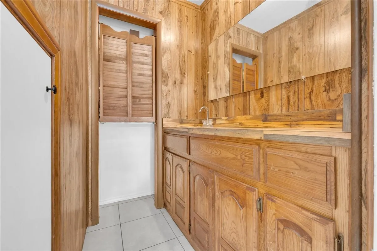 Single Family Residence For Sale in Dallas County , 392 Creekwood Drive, Lancaster, Texas 75146, 5 Bedroom, 3 Bathroom, 2 Garage spaces, 3,260 Sqft, built in 1979, mls#21331825, Real Estate Agent in Lancaster, Homes For Sale in Dallas county, Homes For Sale in Lancaster, Realtor in Lancaster Texas, Real Estate Brokerage Independent Realty Texas, Luminita Cordes Realtor