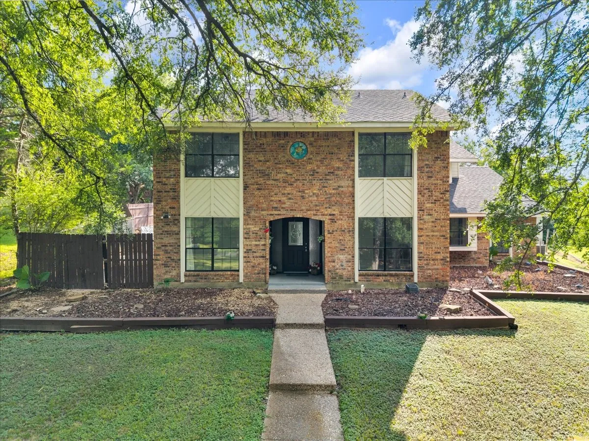 Single Family Residence For Sale in Dallas County , 392 Creekwood Drive, Lancaster, Texas 75146, 5 Bedroom, 3 Bathroom, 2 Garage spaces, 3,260 Sqft, built in 1979, mls#21331825, Real Estate Agent in Lancaster, Homes For Sale in Dallas county, Homes For Sale in Lancaster, Realtor in Lancaster Texas, Real Estate Brokerage Independent Realty Texas, Luminita Cordes Realtor