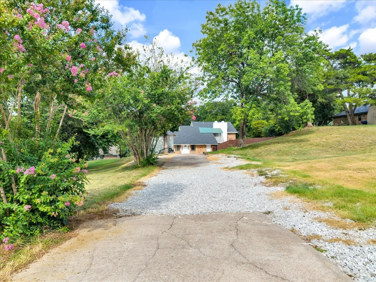 Single Family Residence For Sale in Dallas County , 392 Creekwood Drive, Lancaster, Texas 75146, 5 Bedroom, 3 Bathroom, 2 Garage spaces, 3,260 Sqft, built in 1979, mls#21331825, Real Estate Agent in Lancaster, Homes For Sale in Dallas county, Homes For Sale in Lancaster, Realtor in Lancaster Texas, Real Estate Brokerage Independent Realty Texas, Luminita Cordes Realtor