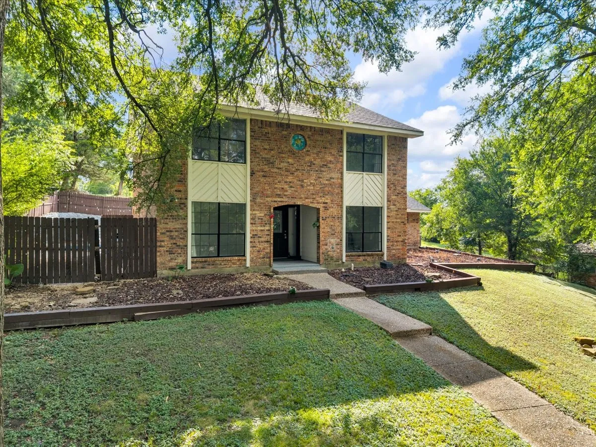 Single Family Residence For Sale in Dallas County , 392 Creekwood Drive, Lancaster, Texas 75146, 5 Bedroom, 3 Bathroom, 2 Garage spaces, 3,260 Sqft, built in 1979, mls#21331825, Real Estate Agent in Lancaster, Homes For Sale in Dallas county, Homes For Sale in Lancaster, Realtor in Lancaster Texas, Real Estate Brokerage Independent Realty Texas, Luminita Cordes Realtor