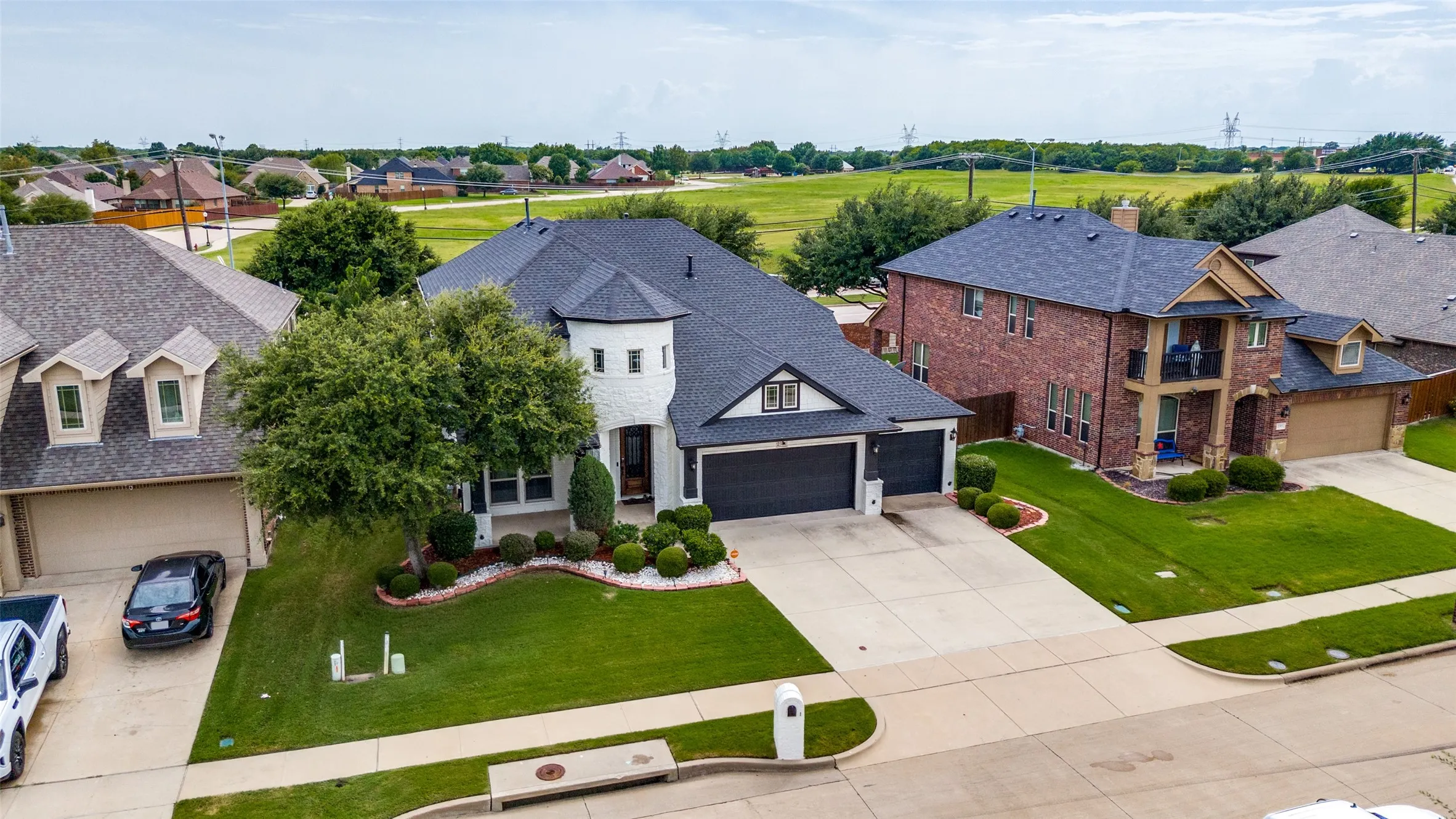Single Family Residence For Sale in Tarrant County , 2311 Tawny Owl Road, Grand Prairie, Texas 75052, 4 Bedroom, 4 Bathroom, 3 Garage spaces, 3,010 Sqft, built in 2013, mls#21333872, Real Estate Agent in Grand Prairie, Homes For Sale in Tarrant county, Homes For Sale in Grand Prairie, Realtor in Grand Prairie Texas, Real Estate Brokerage Independent Realty Texas, Luminita Cordes Realtor