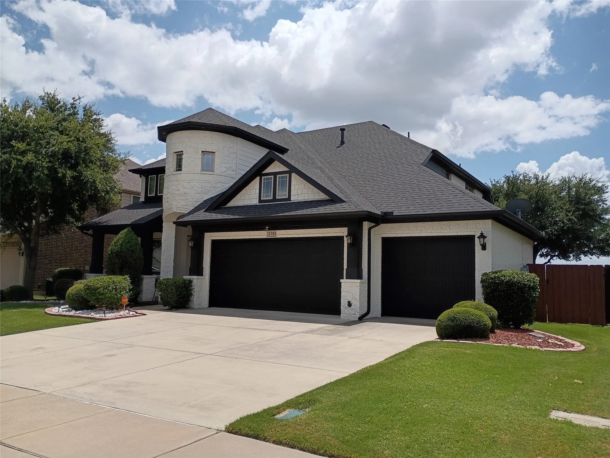 Single Family Residence For Sale in Tarrant County , 2311 Tawny Owl Road, Grand Prairie, Texas 75052, 4 Bedroom, 4 Bathroom, 3 Garage spaces, 3,010 Sqft, built in 2013, mls#21333872, Real Estate Agent in Grand Prairie, Homes For Sale in Tarrant county, Homes For Sale in Grand Prairie, Realtor in Grand Prairie Texas, Real Estate Brokerage Independent Realty Texas, Luminita Cordes Realtor