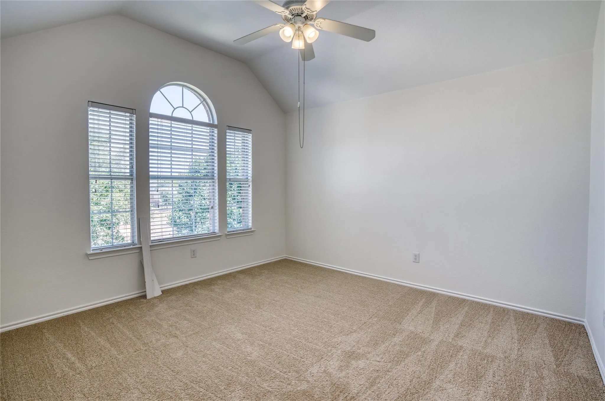 Single Family Residence For Rent in Tarrant County , 9909 Delamere Drive, Fort Worth, Texas 76244, 3 Bedroom, 3 Bathroom, 2 Garage spaces, 2,210 Sqft, built in 2004, mls#21334568, Real Estate Agent in Fort Worth, Homes For Rent in Tarrant county, Homes For Rent in Fort Worth, Realtor in Fort Worth Texas, Real Estate Brokerage Independent Realty Texas, Luminita Cordes Realtor